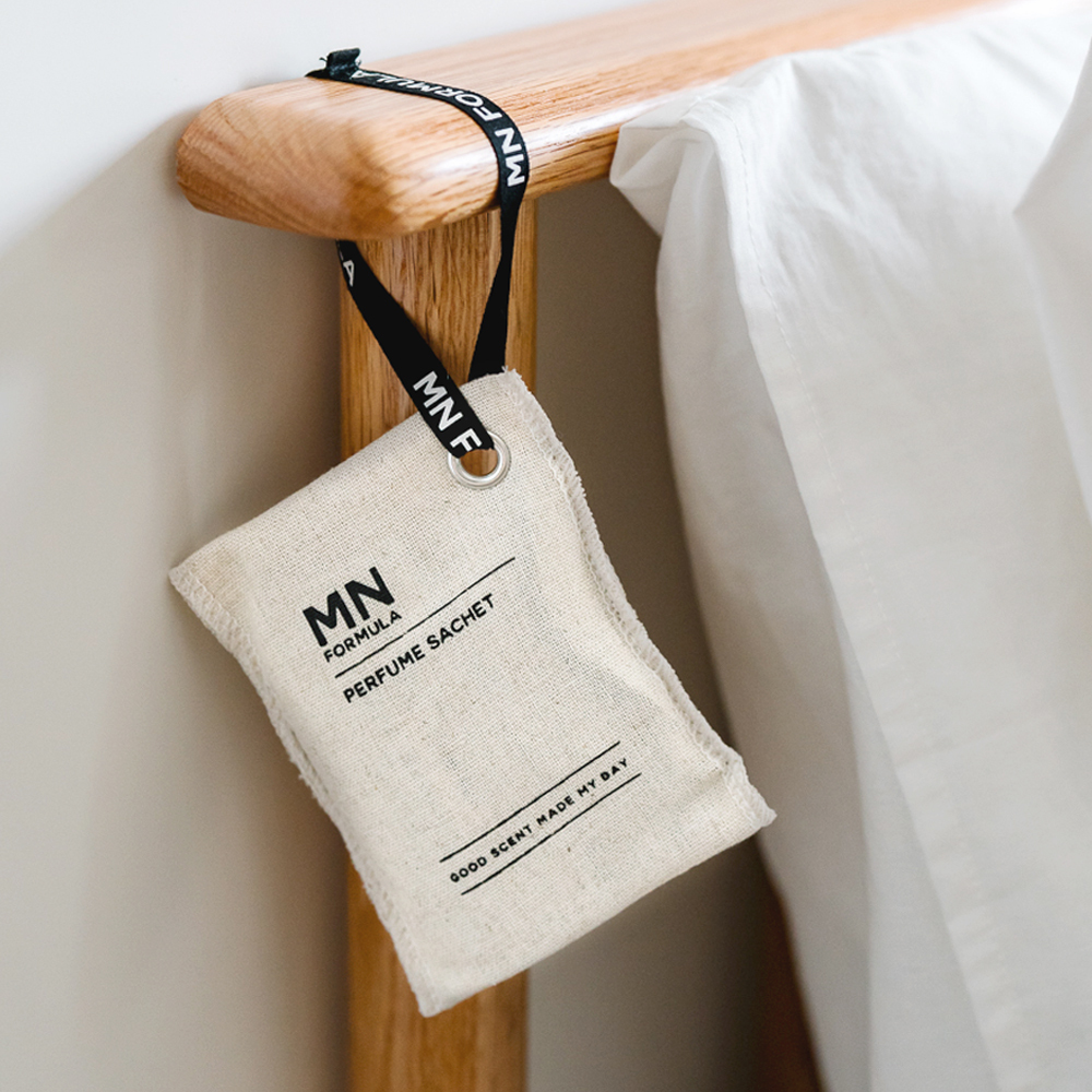 MN FORMULA 香氛包 藍玫瑰、白茶、雪松、琥珀、麝香、麂皮