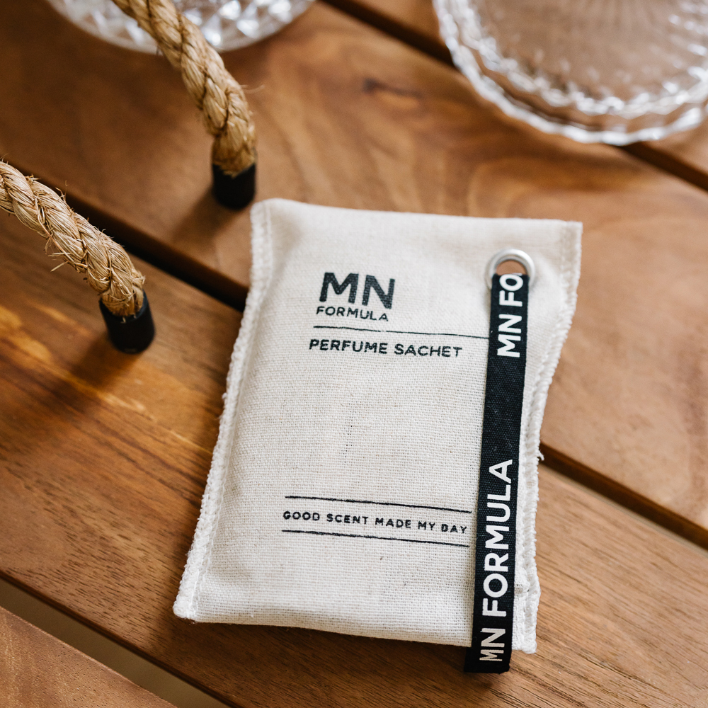 MN FORMULA 香氛包 白玫瑰、苔蘚、洋甘菊、鼠尾草、綠草