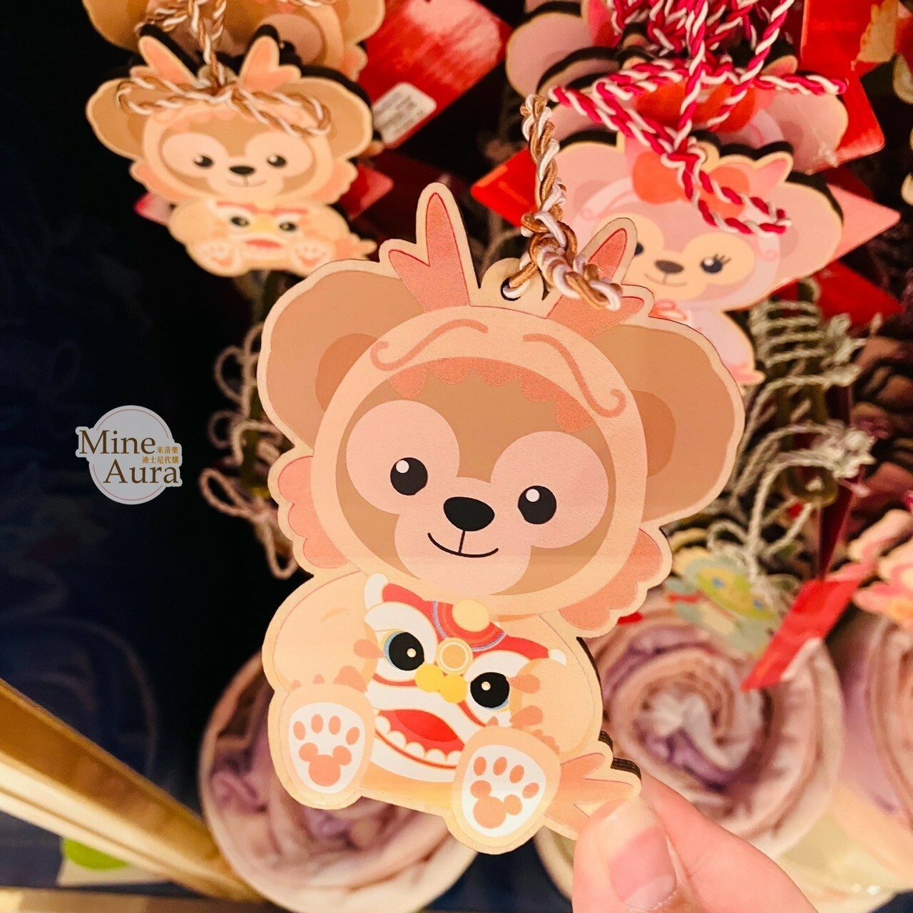 (現貨) 2024 新春限定 達菲 Duffy 龍裝造型 木製 繪馬 掛飾 -香港迪士尼樂園