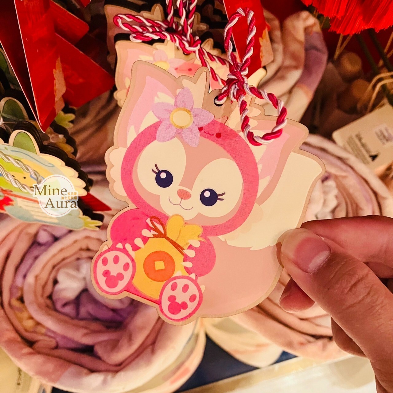 (現貨) 2024 新春限定 玲娜貝兒 Lina bell 龍裝造型 木製 繪馬 掛飾 -香港迪士尼樂園