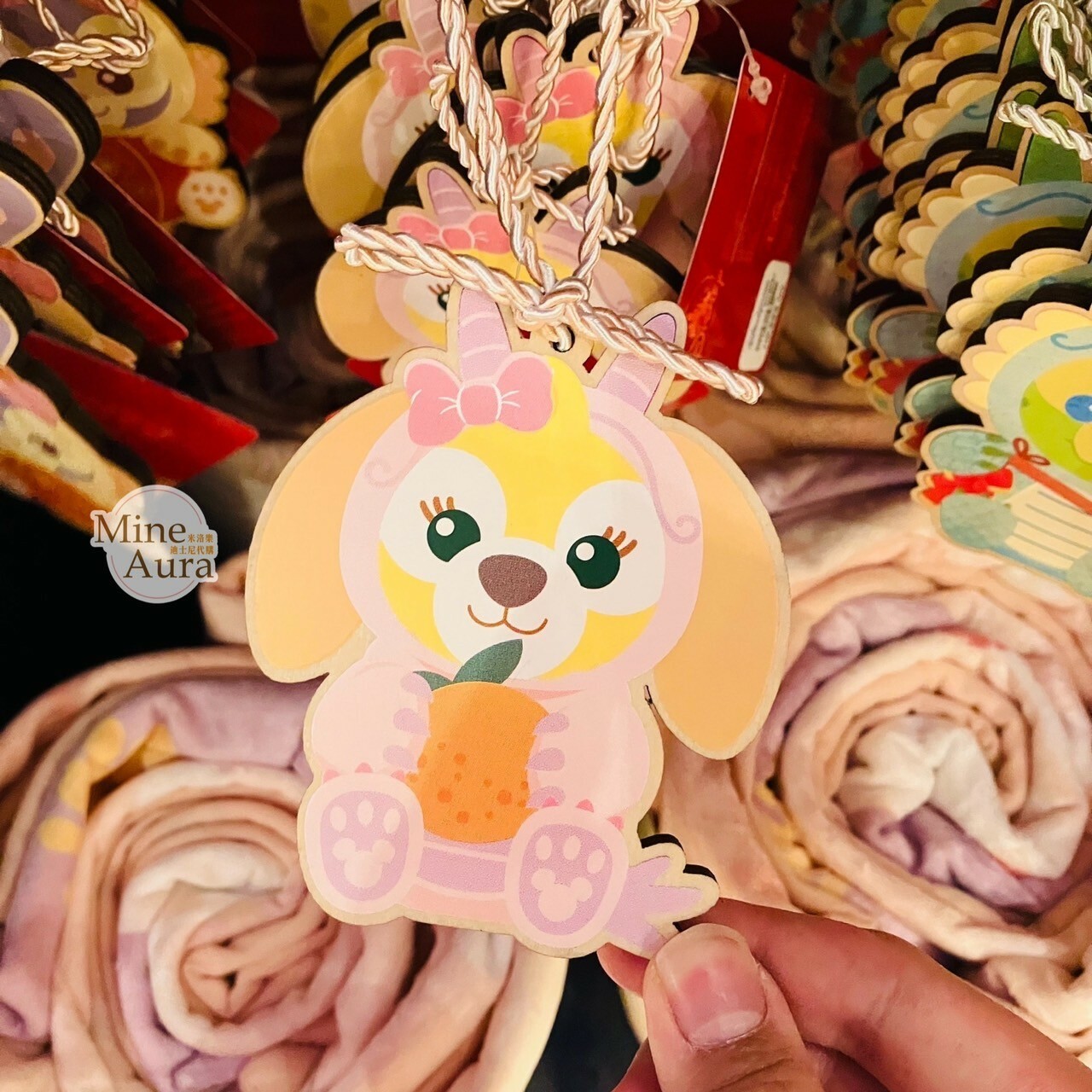 (現貨) 2024 新春限定 可琦安 餅乾 CookieAnn 龍裝造型 木製 繪馬 掛飾 -香港迪士尼樂園