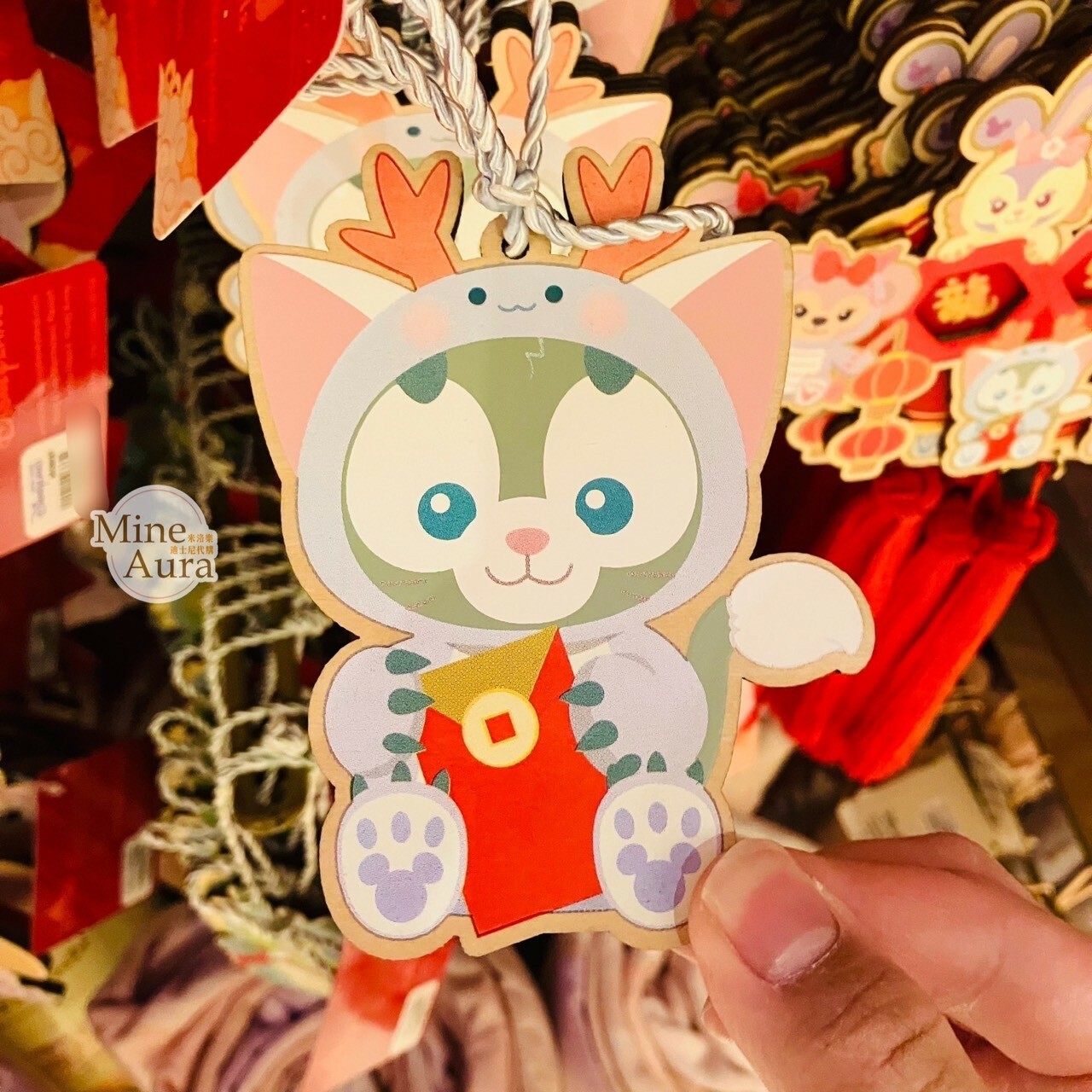 (現貨) 2024 新春限定 傑拉托尼 畫家貓 Gelatoni 龍裝造型 木製 繪馬 掛飾 -香港迪士尼樂園