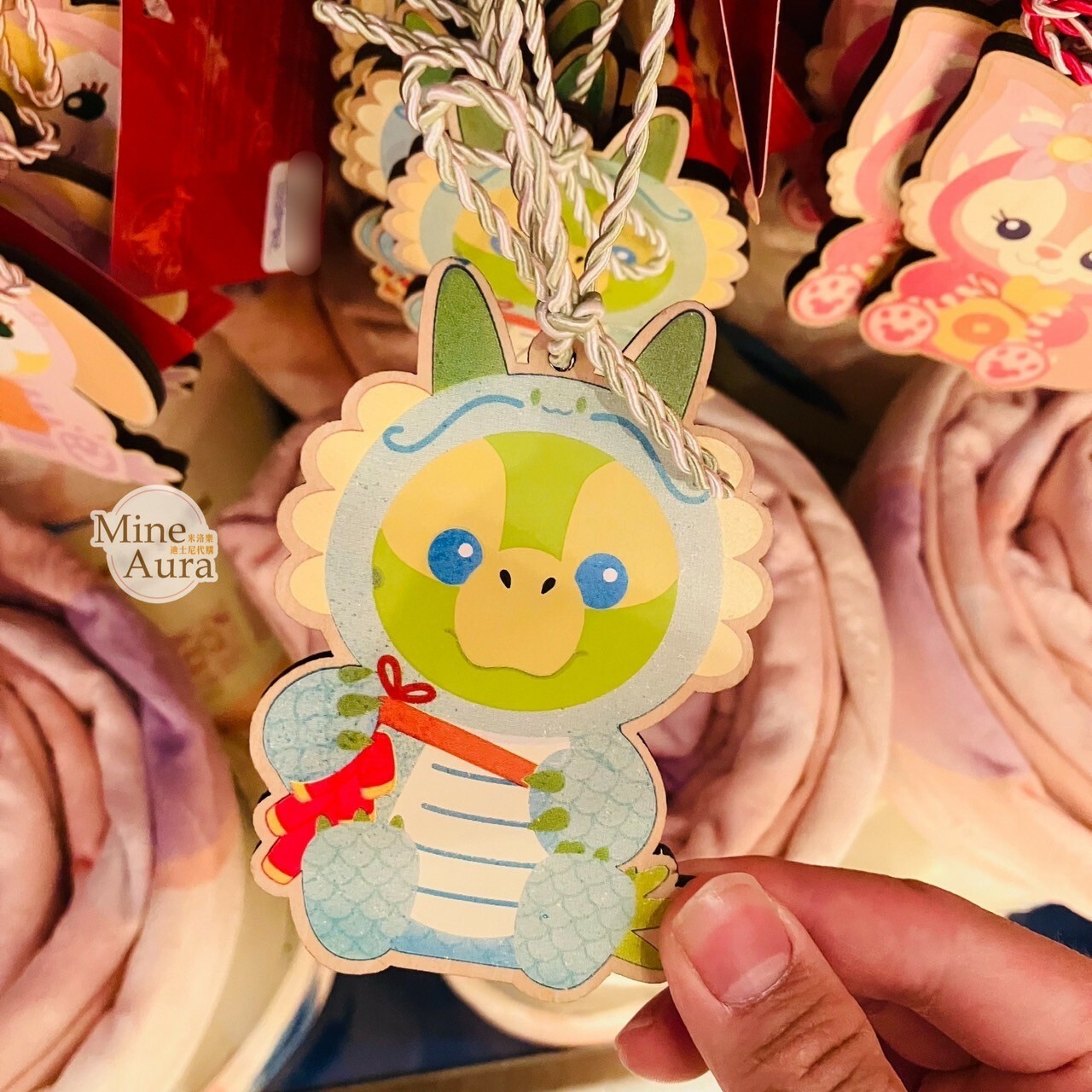 (現貨) 2024 新春限定 奧樂米拉 海龜 OluMel 龍裝造型 木製 繪馬 掛飾 -香港迪士尼樂園