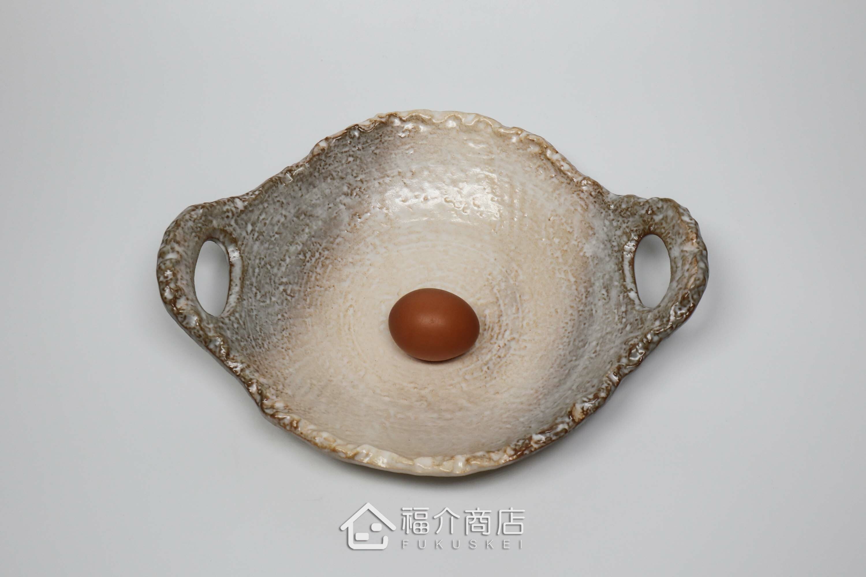 可以做煎肉、大阪燒、海鮮料理的耐熱陶盤與土雞蛋