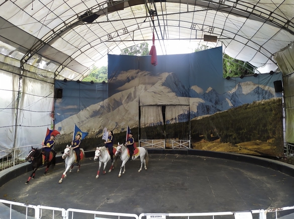 清境農場觀山牧區馬術秀由蒙古專業的騎士親自演出，在駿馬馬背上站立、翻騰、跳躍，甚至是更高難度的演出。