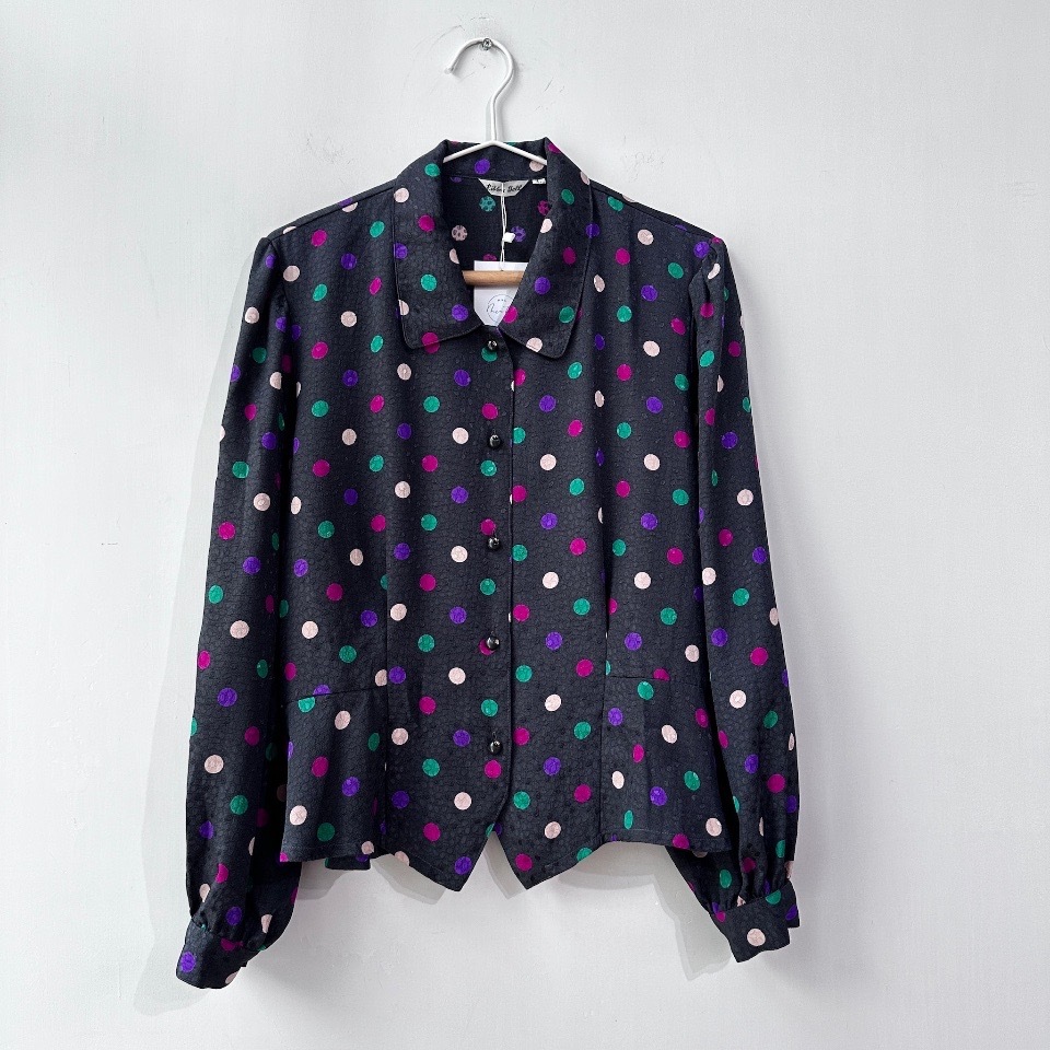 日本製彩色波點光澤感上衣