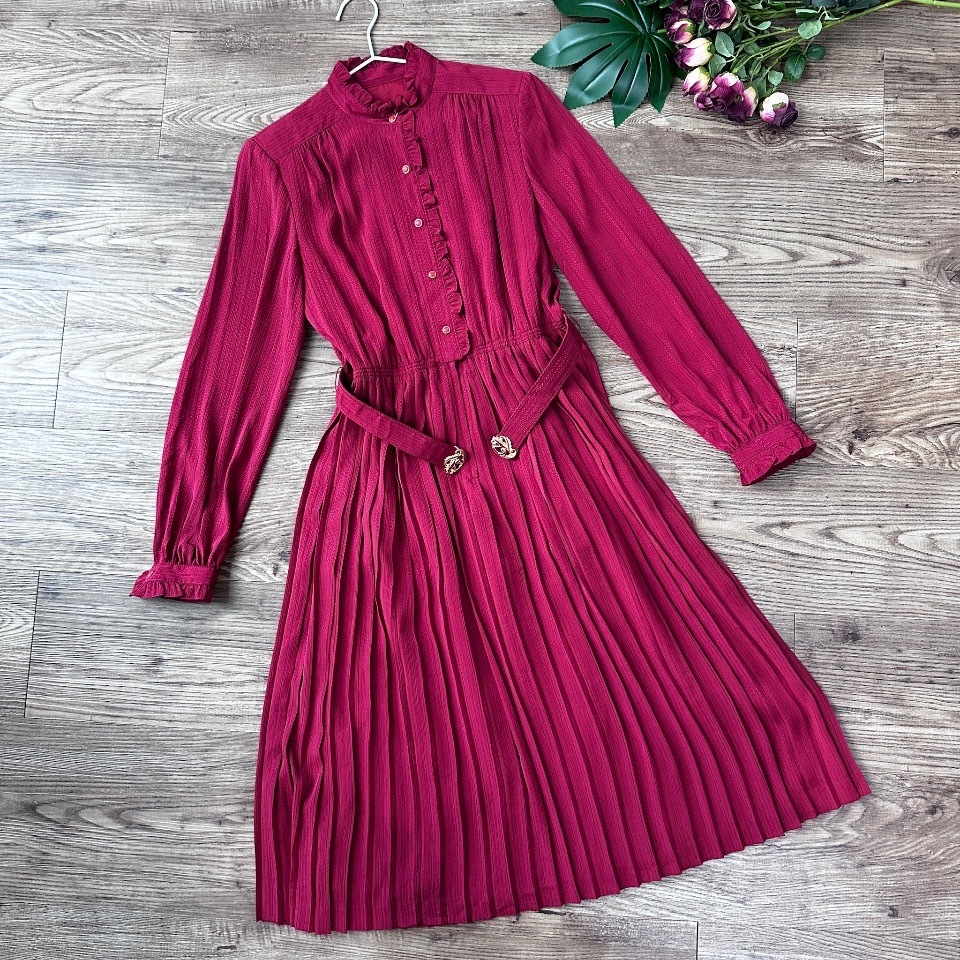 暗紅色花邊暗直紋連身裙