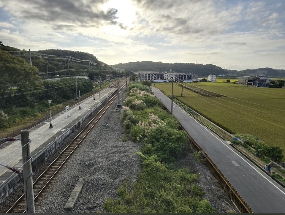 談文車站是日式木造百年車站之海線五寶，是坐火車可以到的景點之一，為海岸線第一座鐵路車站。