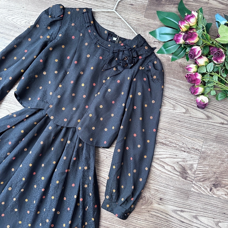 黑色配橙黃波點假兩件連身裙