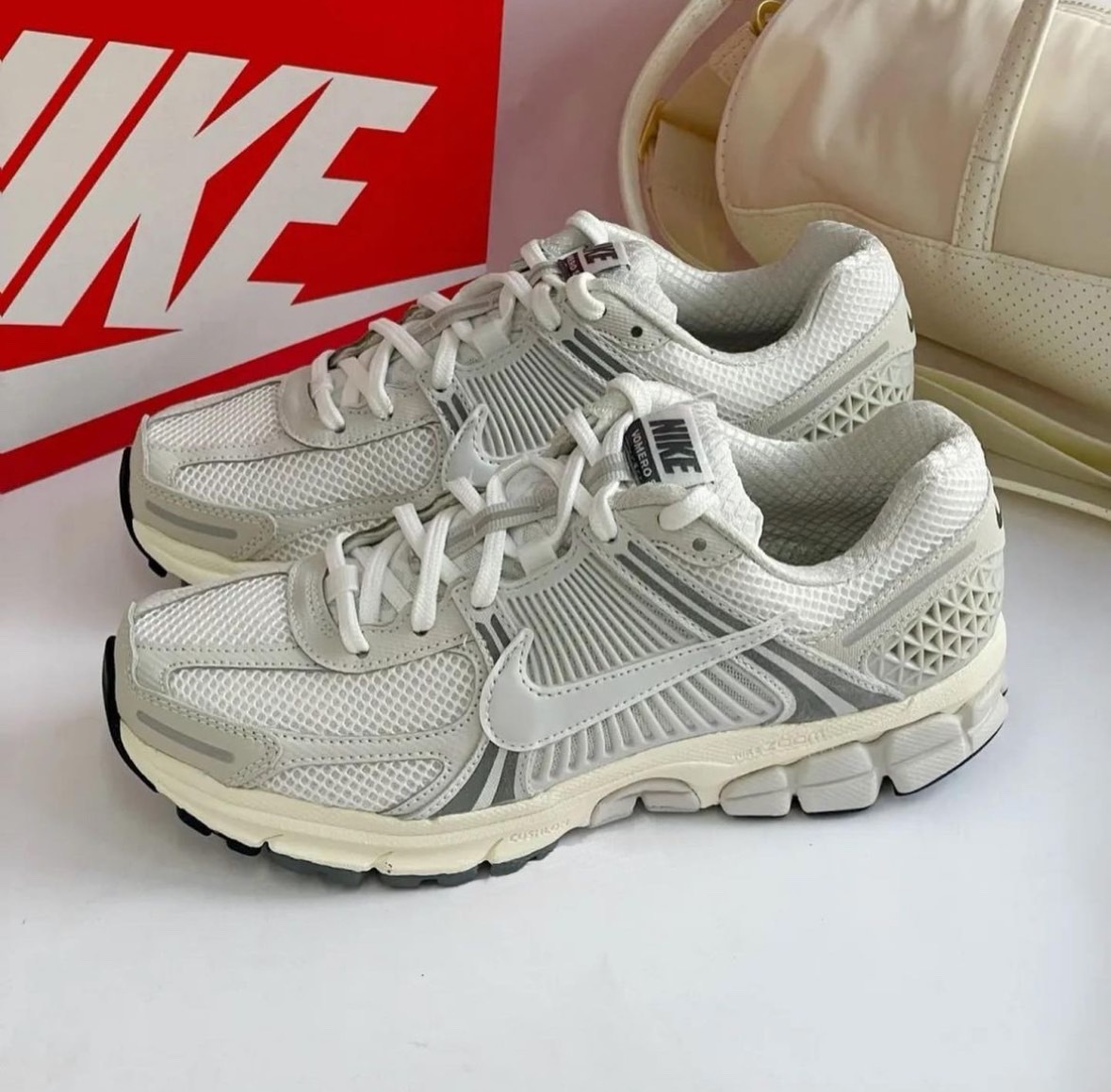 <快速出貨> Nike Zoom Vomero 5 奶油柔灰 (HF0731007)