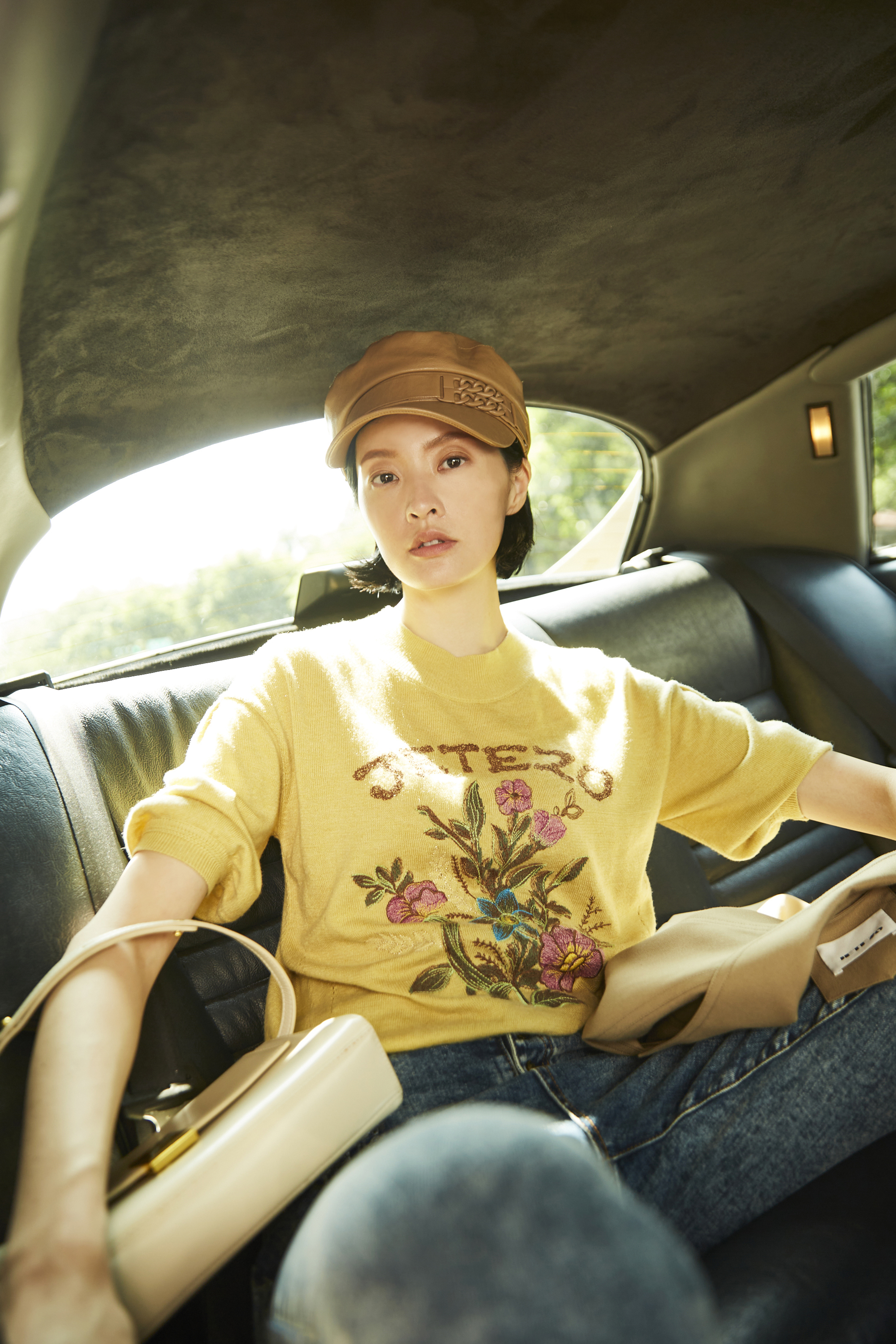 BC15230A1 金色沙漠玫瑰微落肩泡袖羊毛衫