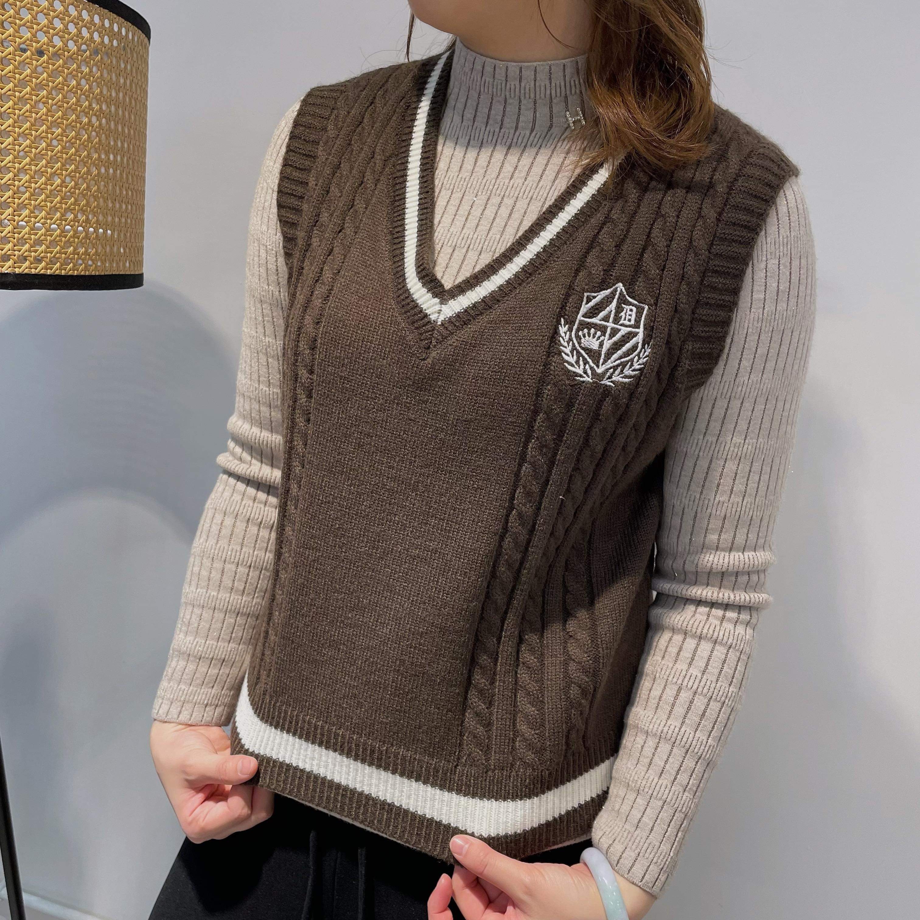 V領刺繡徽章花紋冷背心