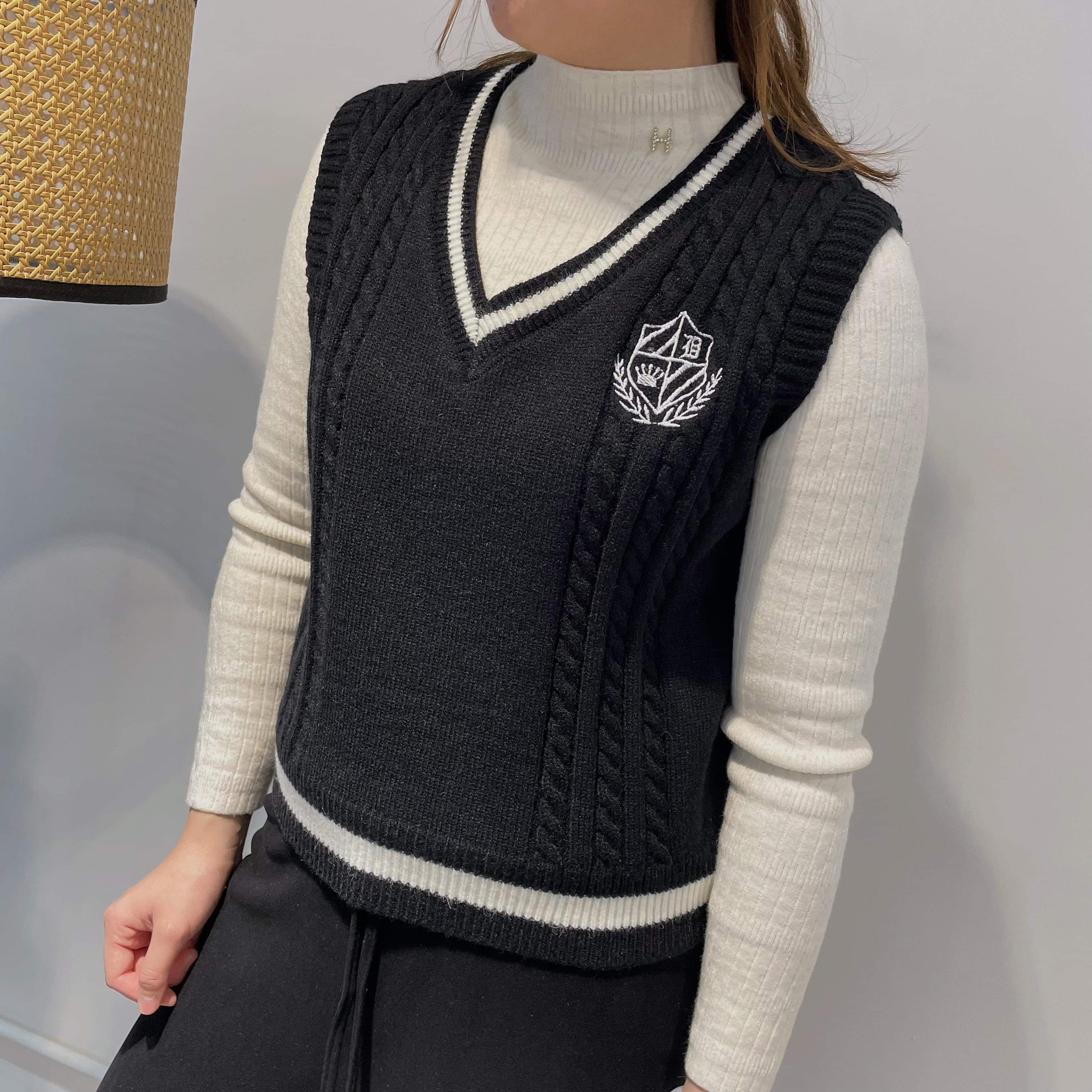 V領刺繡徽章花紋冷背心