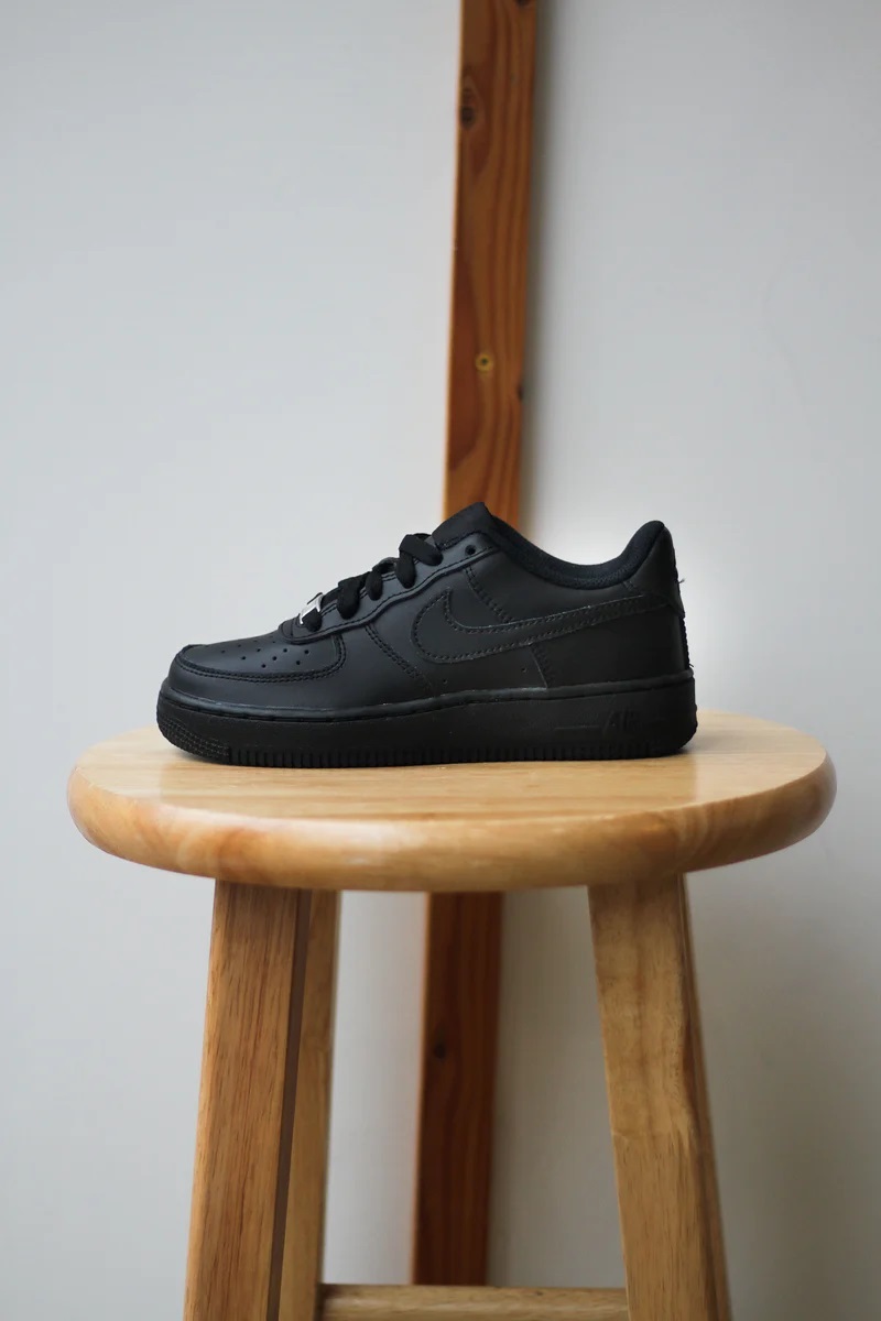 【預訂】NIKE AIR FORCE 1  LE 經典全黑-GS