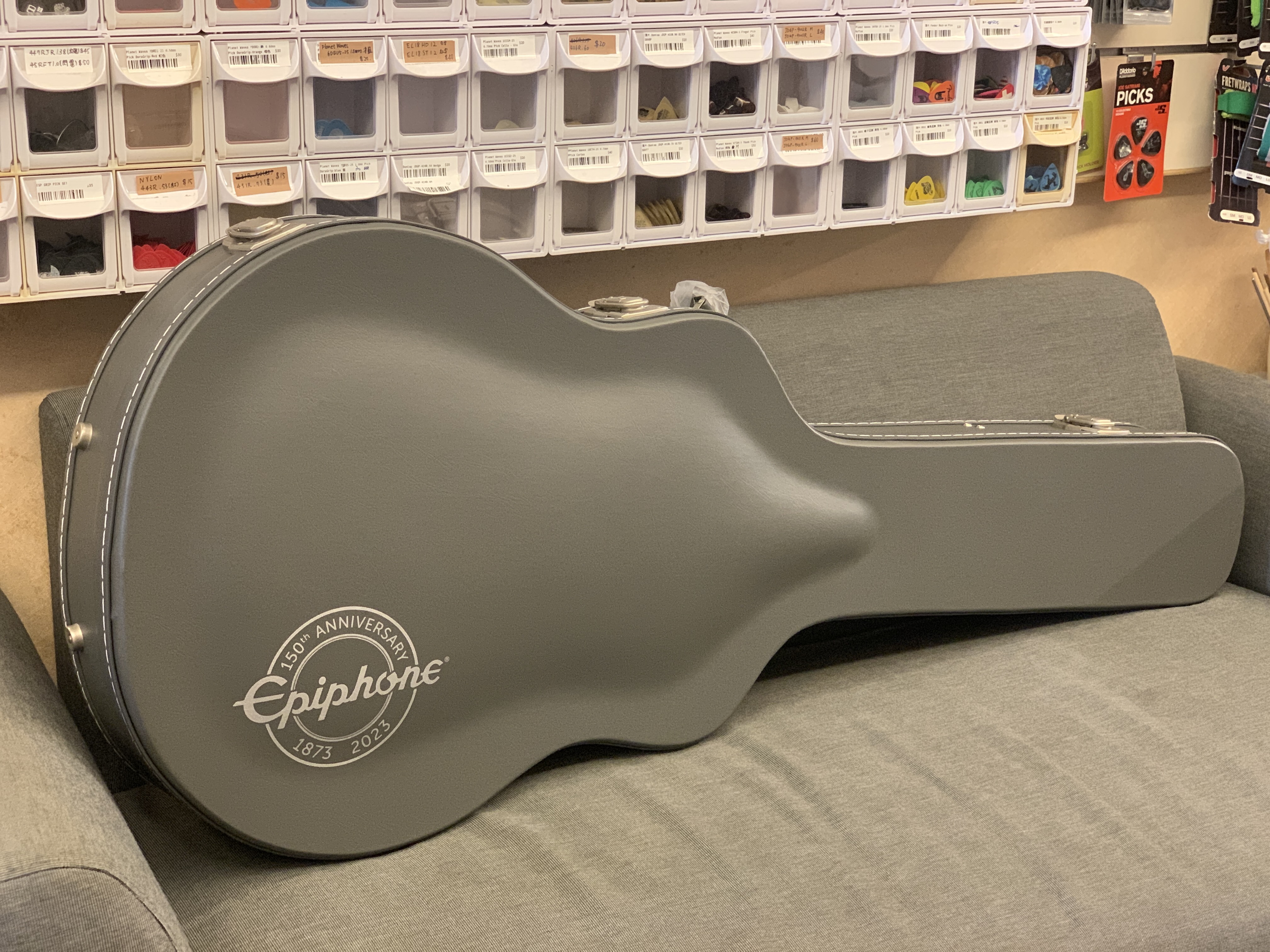 【限定款】Epiphone 150th Anniversary Sheraton Cherry 150週年 限定紀念琴 喜來登 半空心電吉他 櫻桃紅 小雙雙拾音器 復古彈簧搖座 附原廠硬盒 第 6 張圖片｜三峽吉他 / Bass