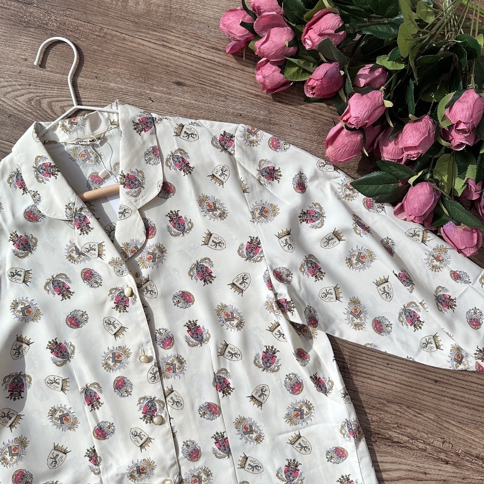 白色徽章圖案薄身上衣