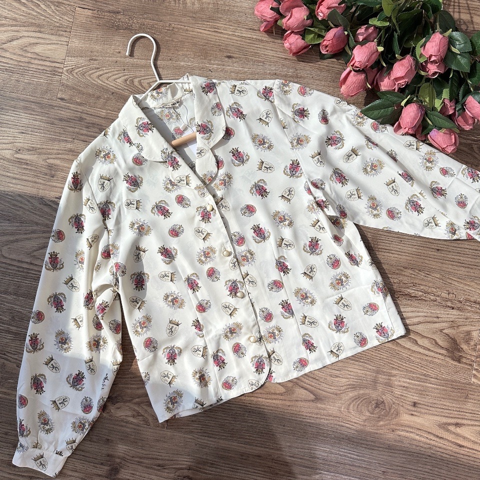 白色徽章圖案薄身上衣