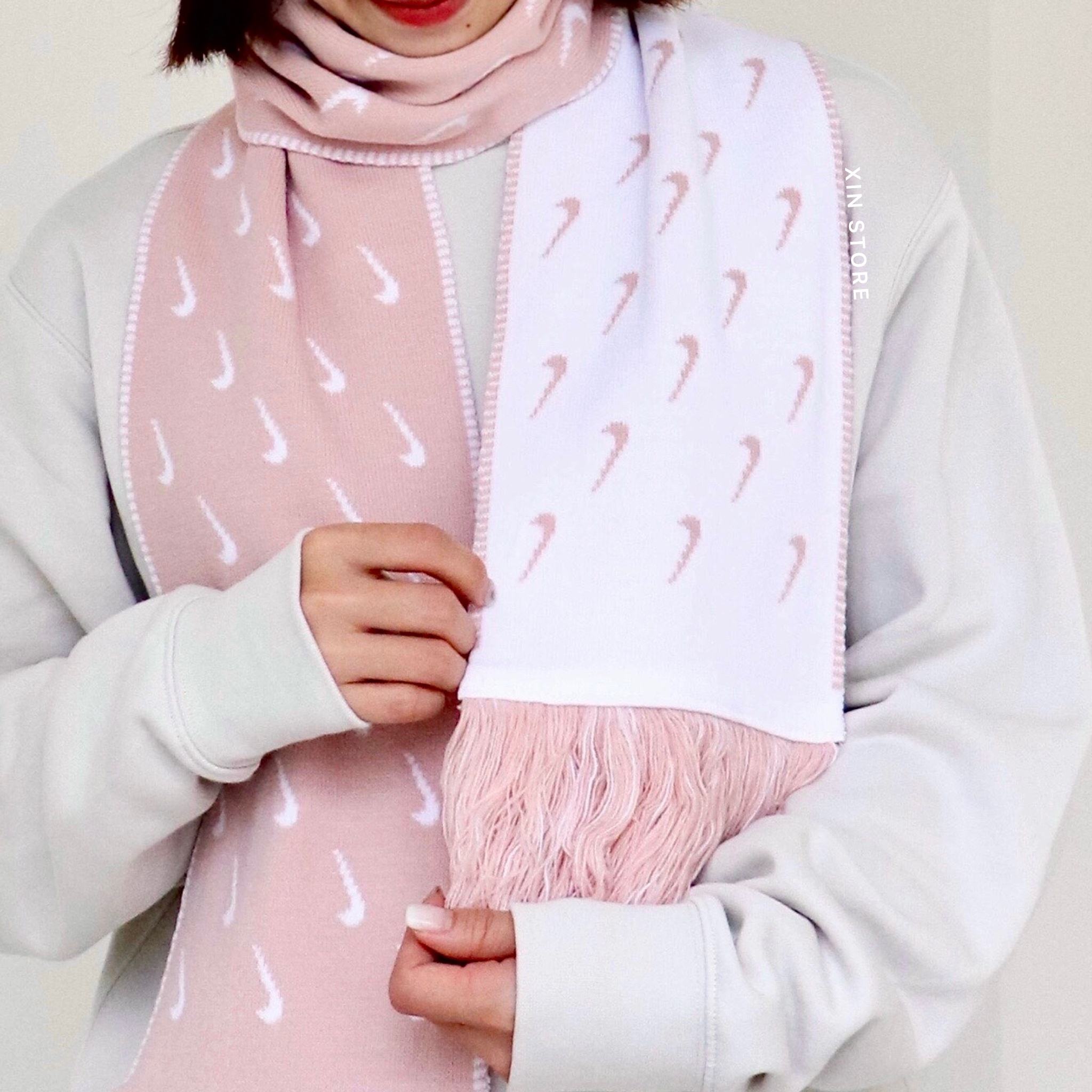 【現貨】Nike Swoosh Scarf 雙面 滿版 勾勾 流蘇 圍巾  黑白 乾燥粉