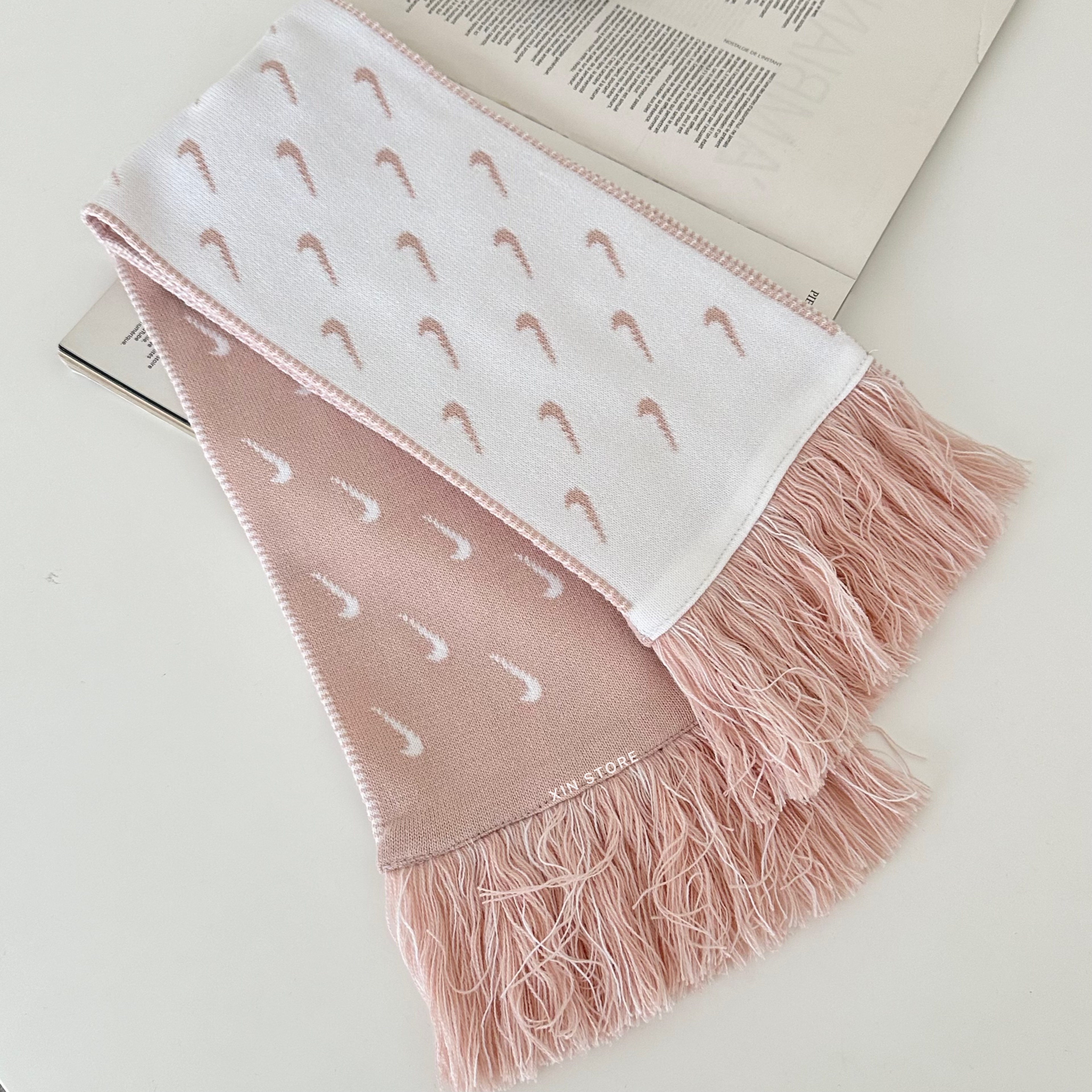 【現貨】Nike Swoosh Scarf 雙面 滿版 勾勾 流蘇 圍巾  黑白 乾燥粉