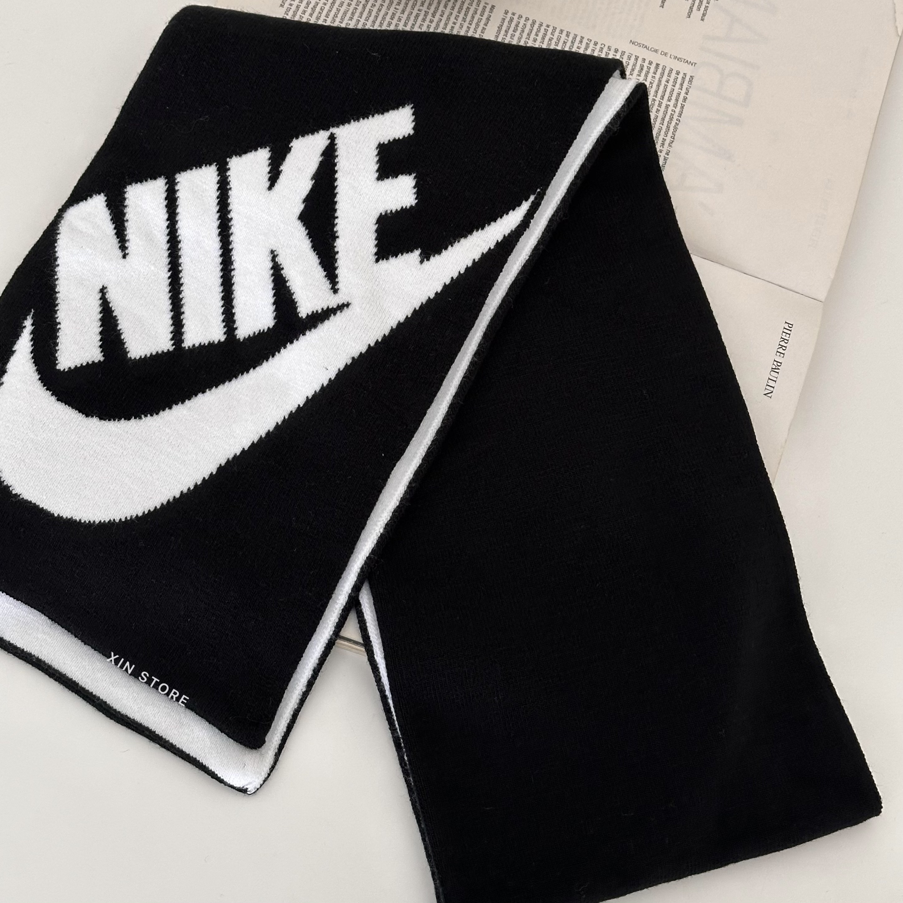 【現貨】Nike Swoosh Sport 圍巾 大字勾 針織 保暖 黑白 橄欖綠