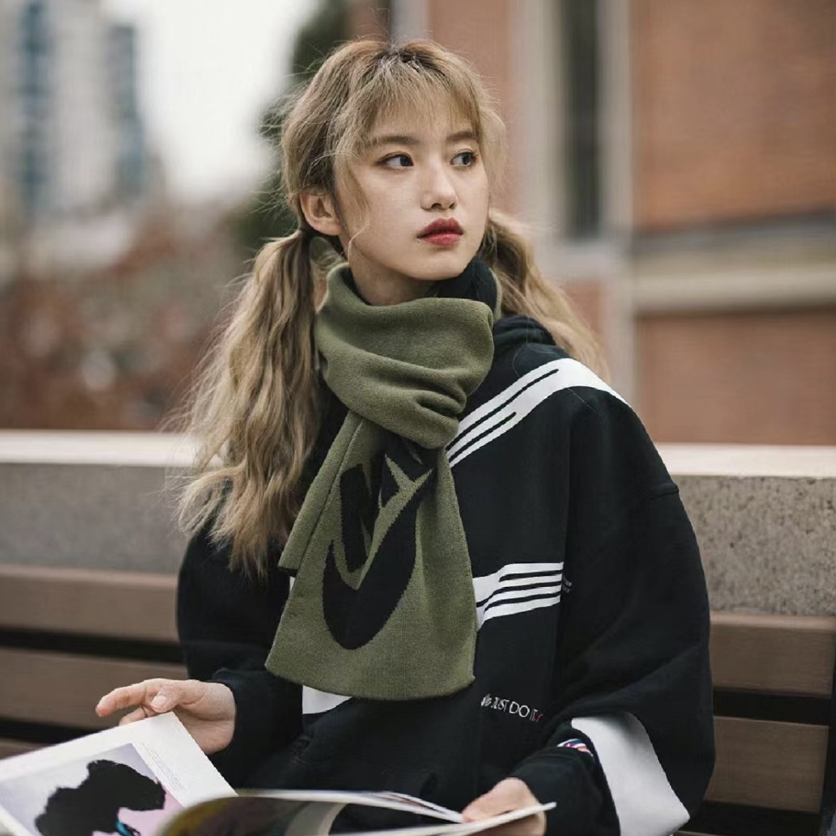 【現貨】Nike Swoosh Sport 圍巾 大字勾 針織 保暖 黑白 橄欖綠