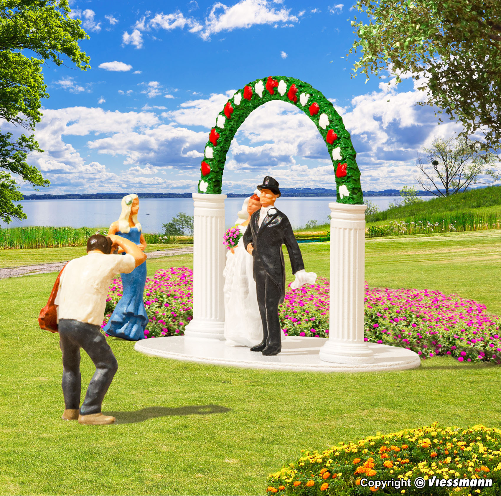 Vollmer 42365 HO scale Set Bride and Groom with Wedding Arch