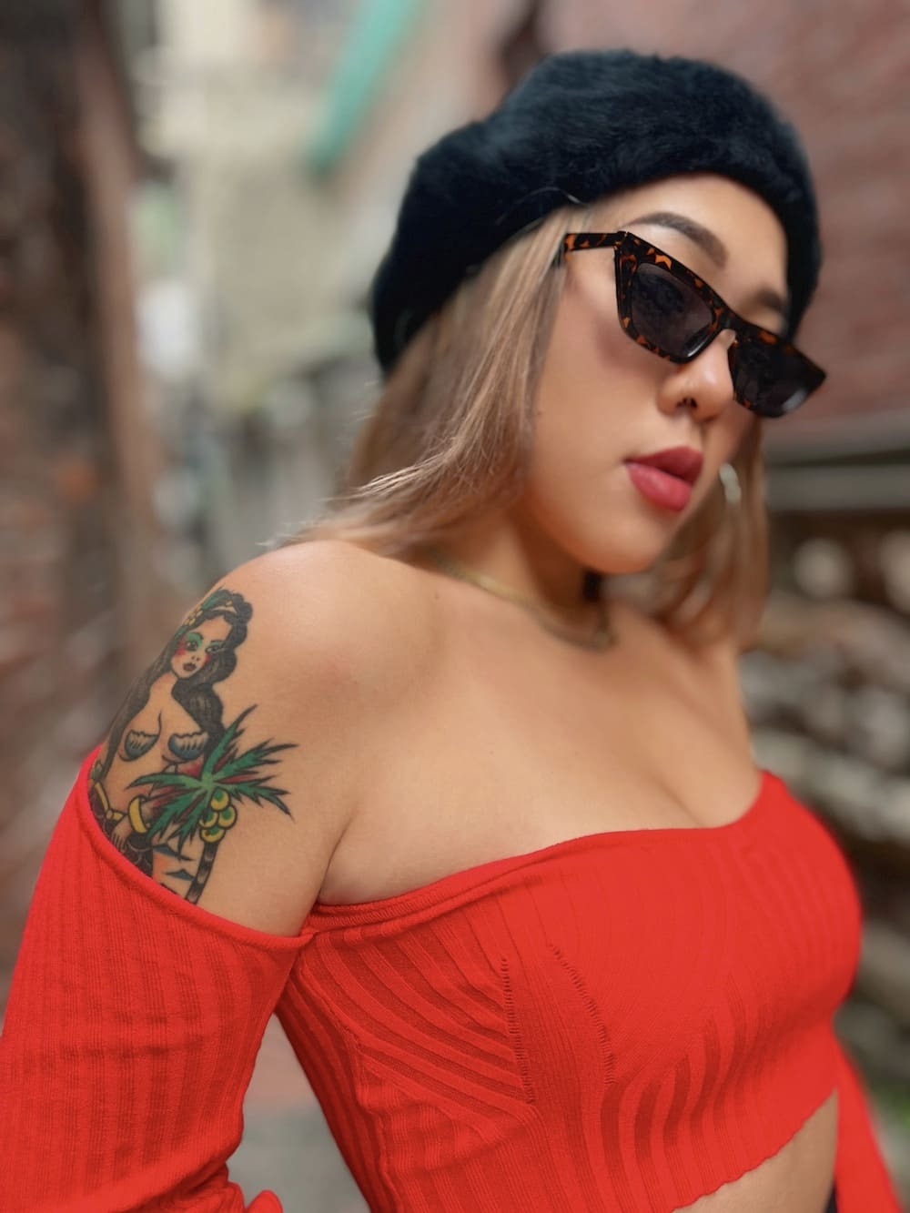 辣紅一字短版上衣