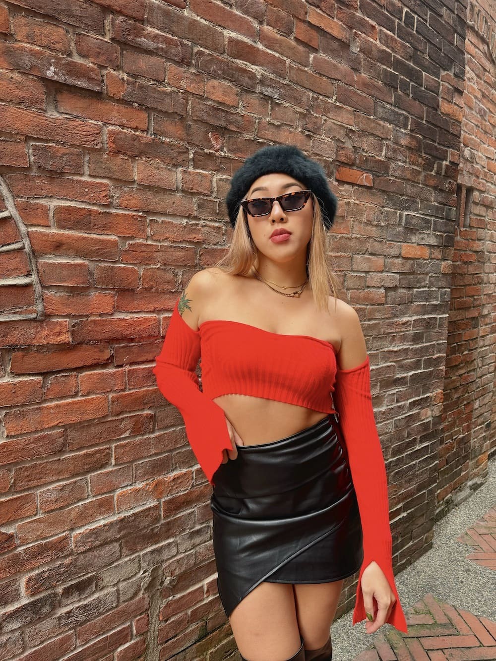 辣紅一字短版上衣