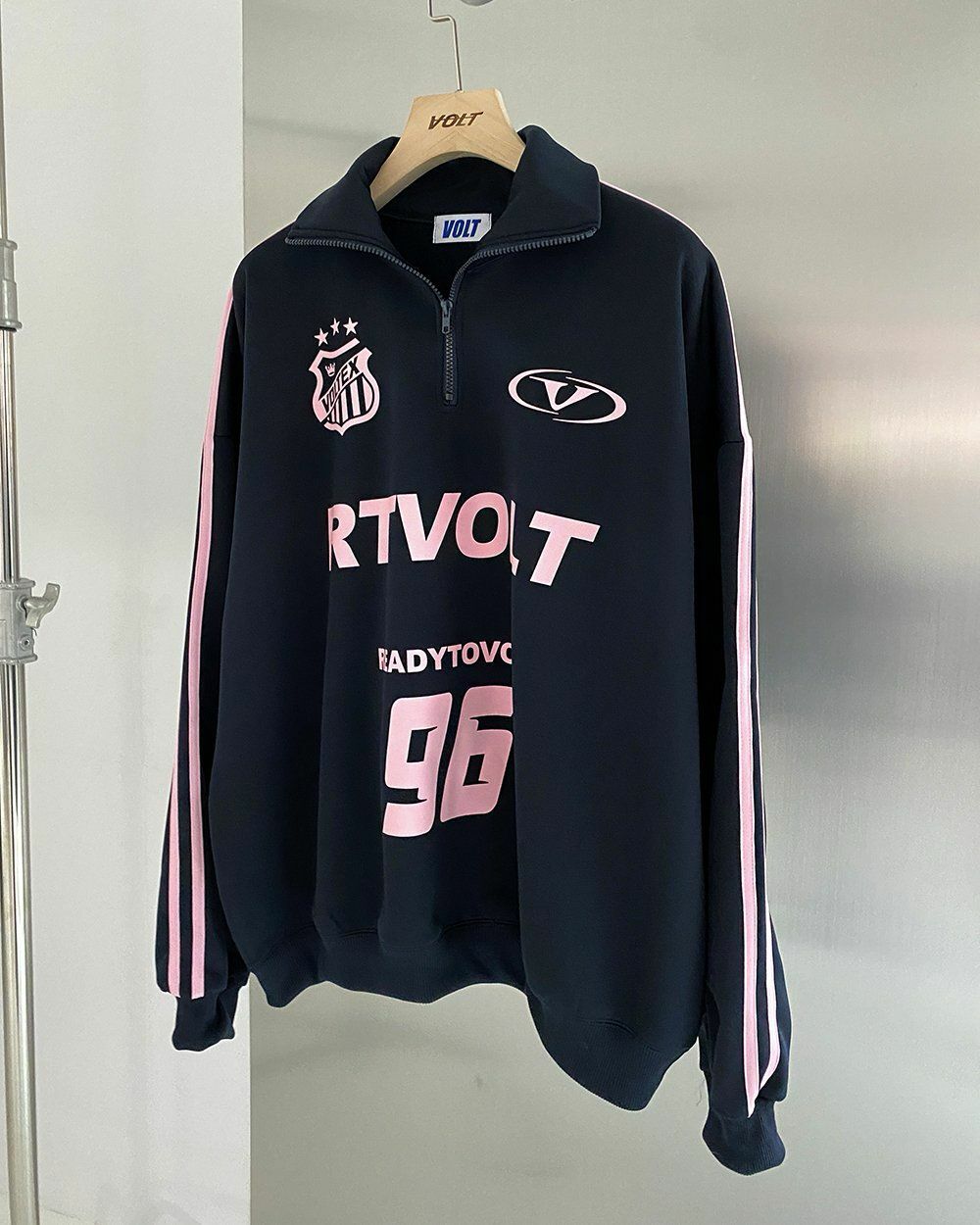 半拉鍊雙間英文字長袖衫 (薄抓毛底) VOLT-032T