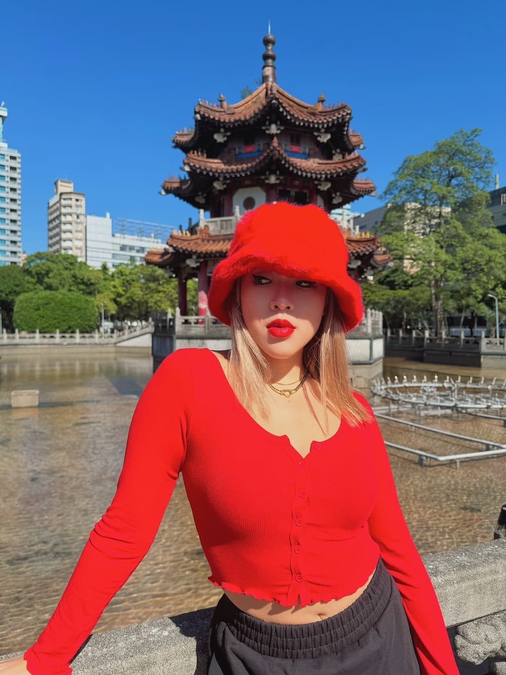 辣紅排扣木耳邊上衣