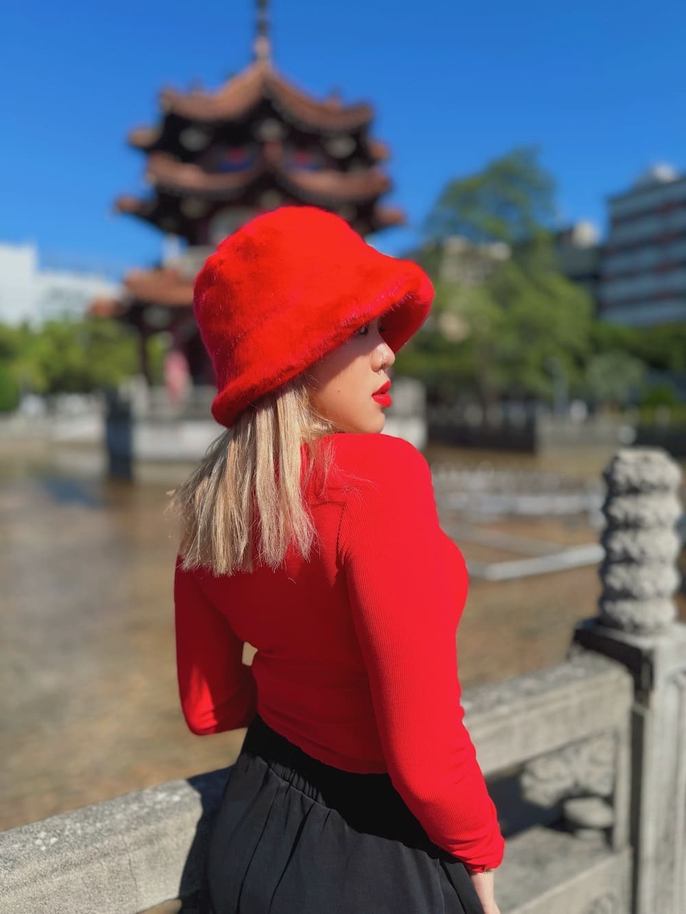 辣紅排扣木耳邊上衣