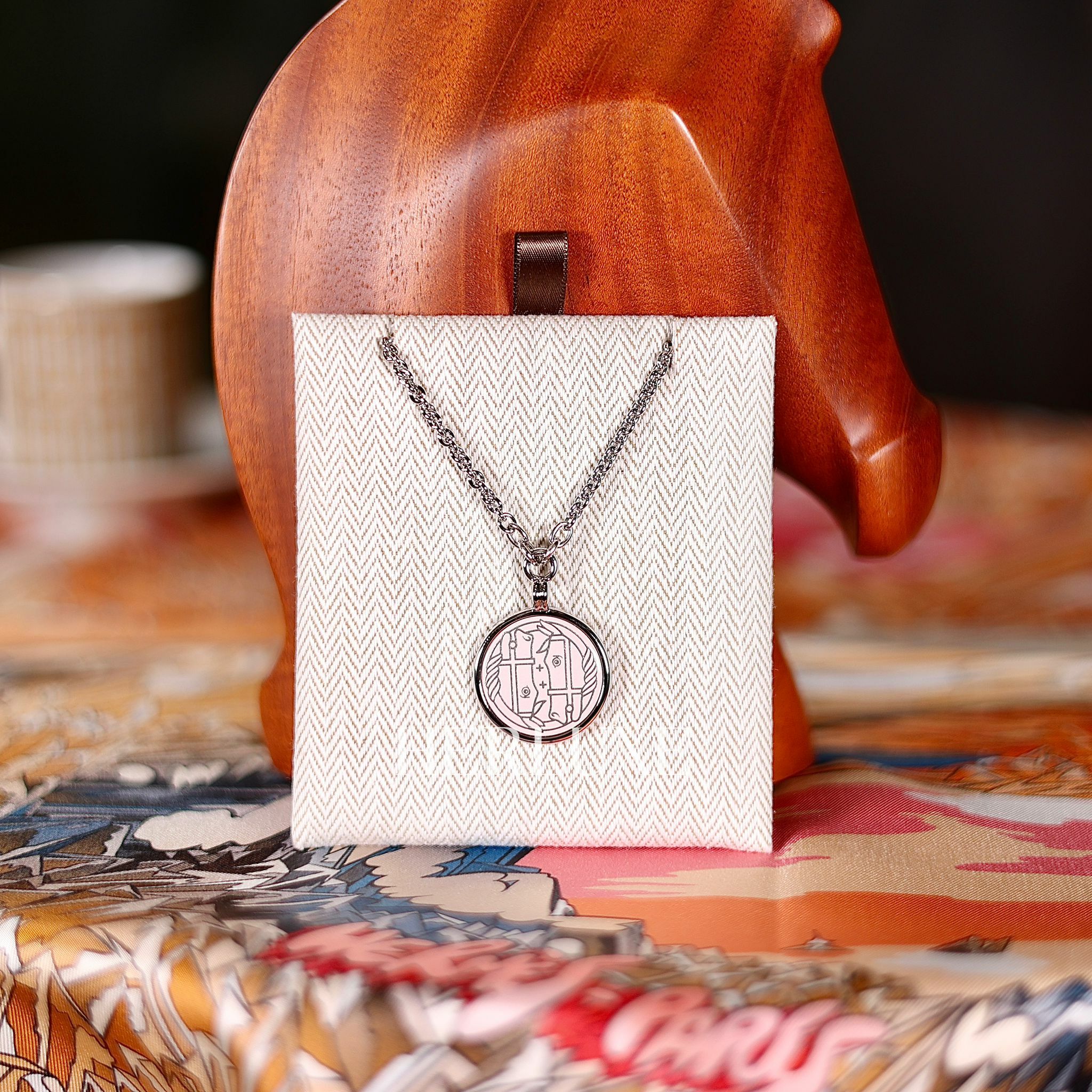 Medaille quadrige necklace pm blanc platine/rose candeur