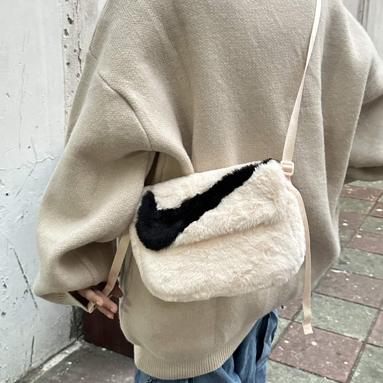 NIKE 毛毛斜背包 粉白(FB3048-838)