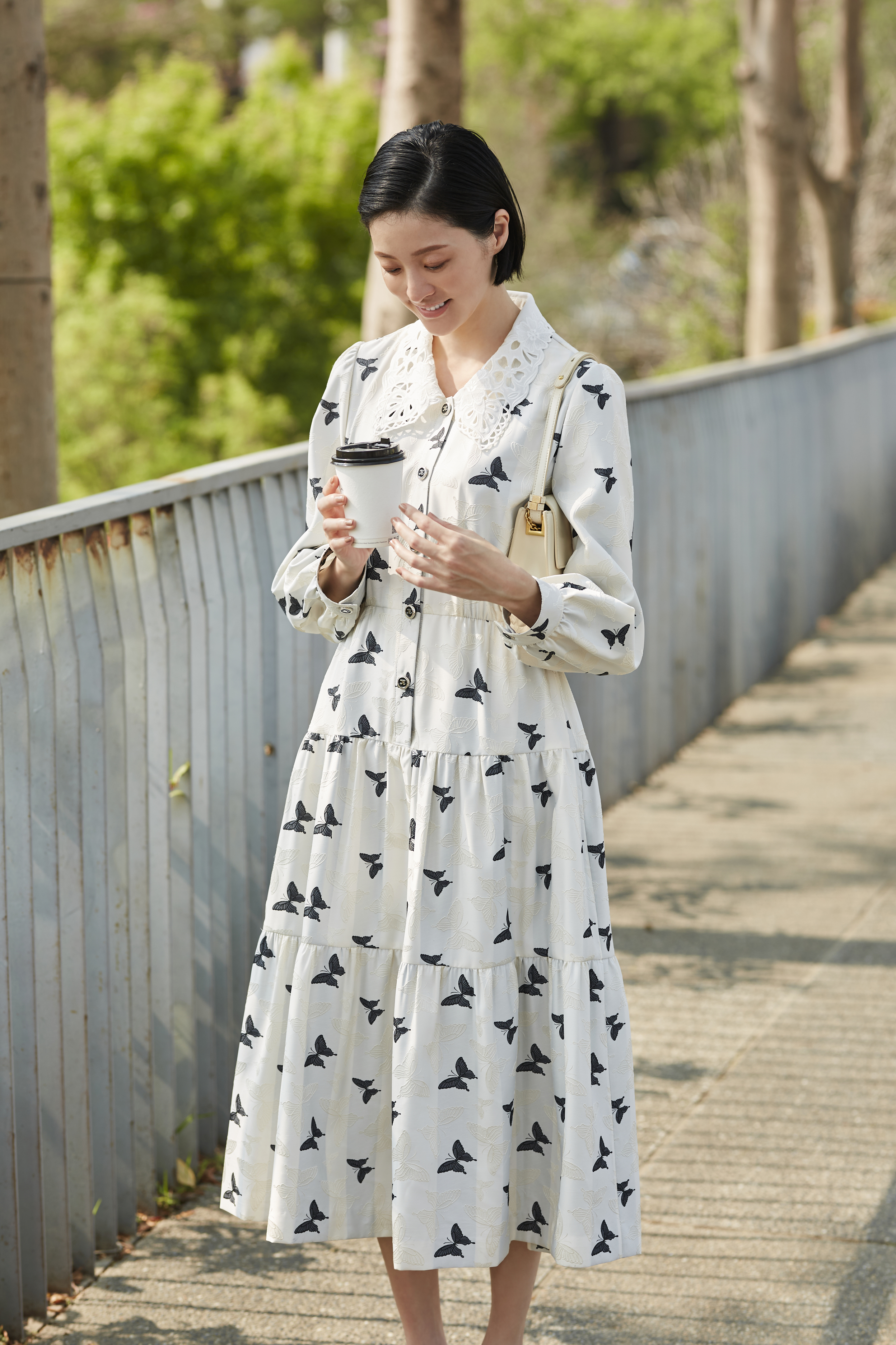 BC15026E1 柔白詩篇蝶印花蕾絲領洋裝