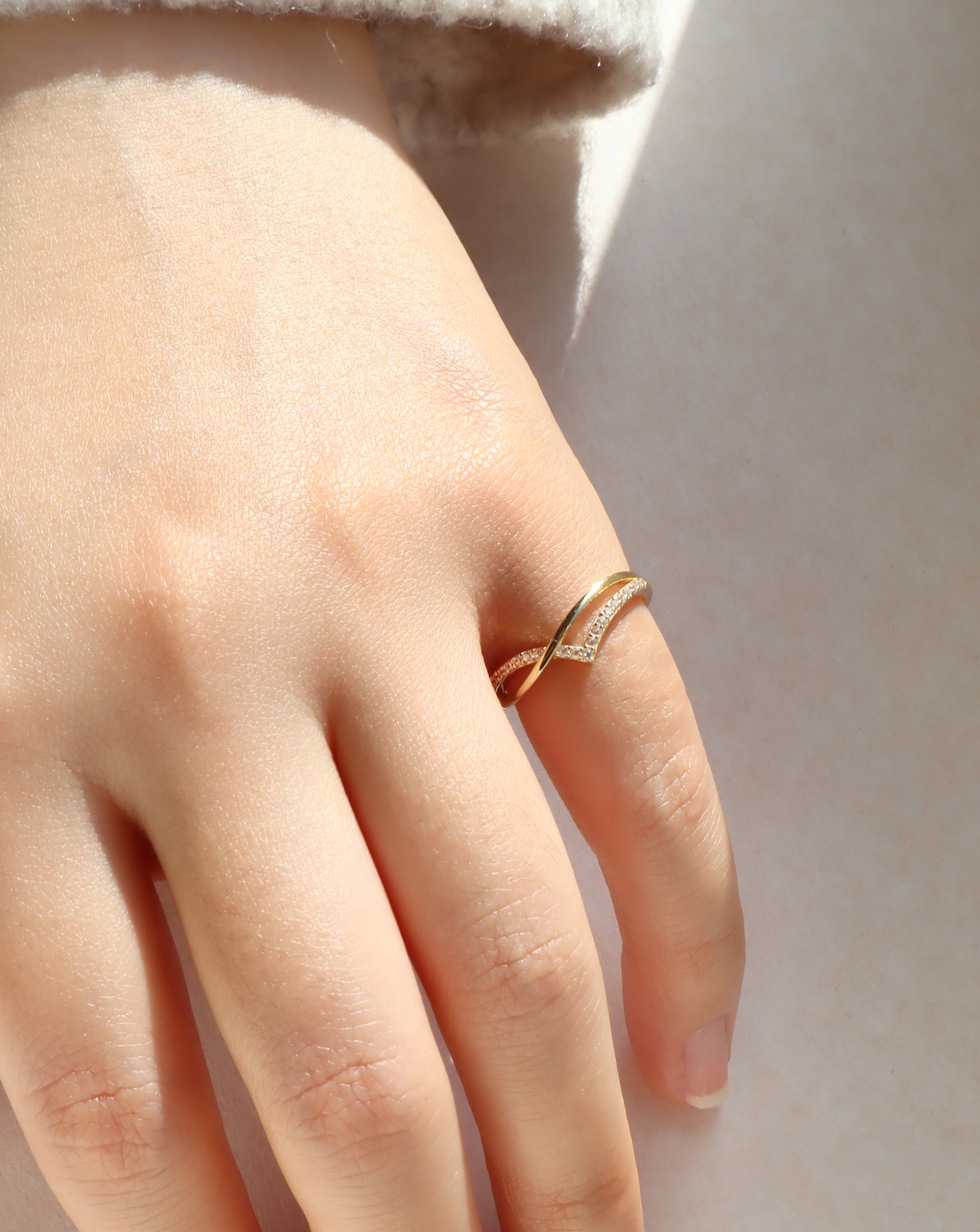 10K/日光交織V型戒指