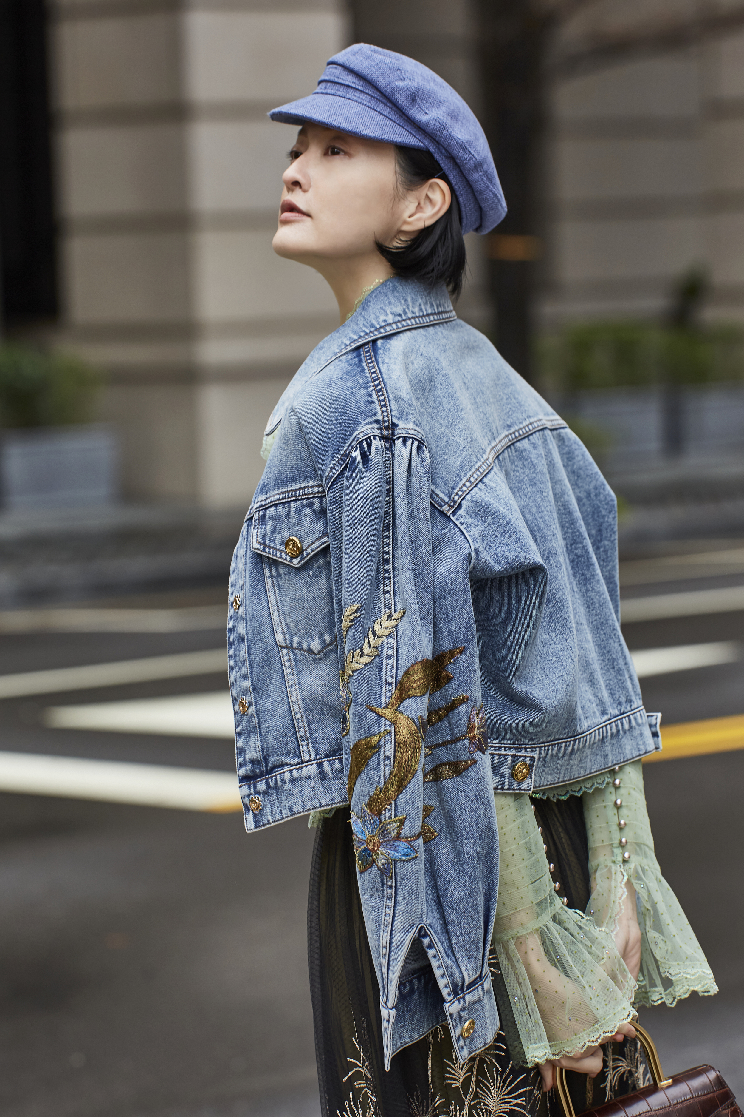 BC15302D1 時間花紋刺繡丹寧短版外套