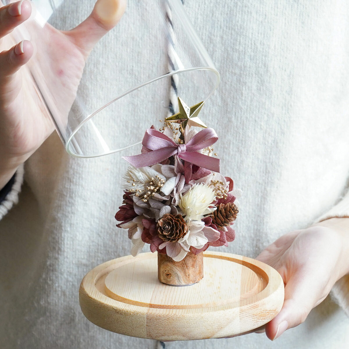 聖誕樹永生花玻璃罩手拿聖誕樹_永生花特寫