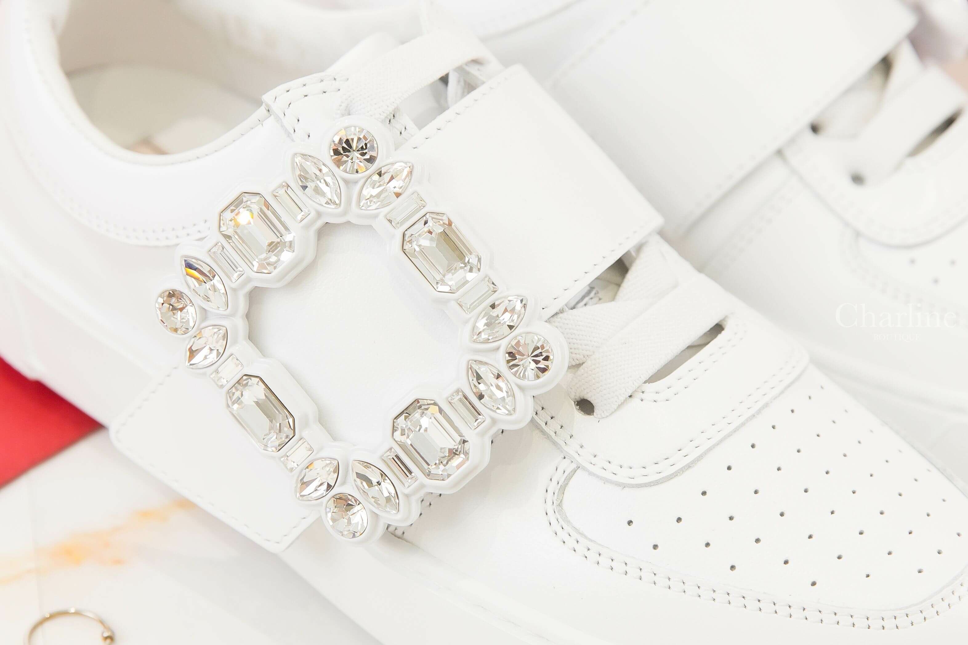 Roger Vivier Very Vivier Strass Buckle Sneakers In Leather 白色側邊銀色水晶方釦皮革運動鞋