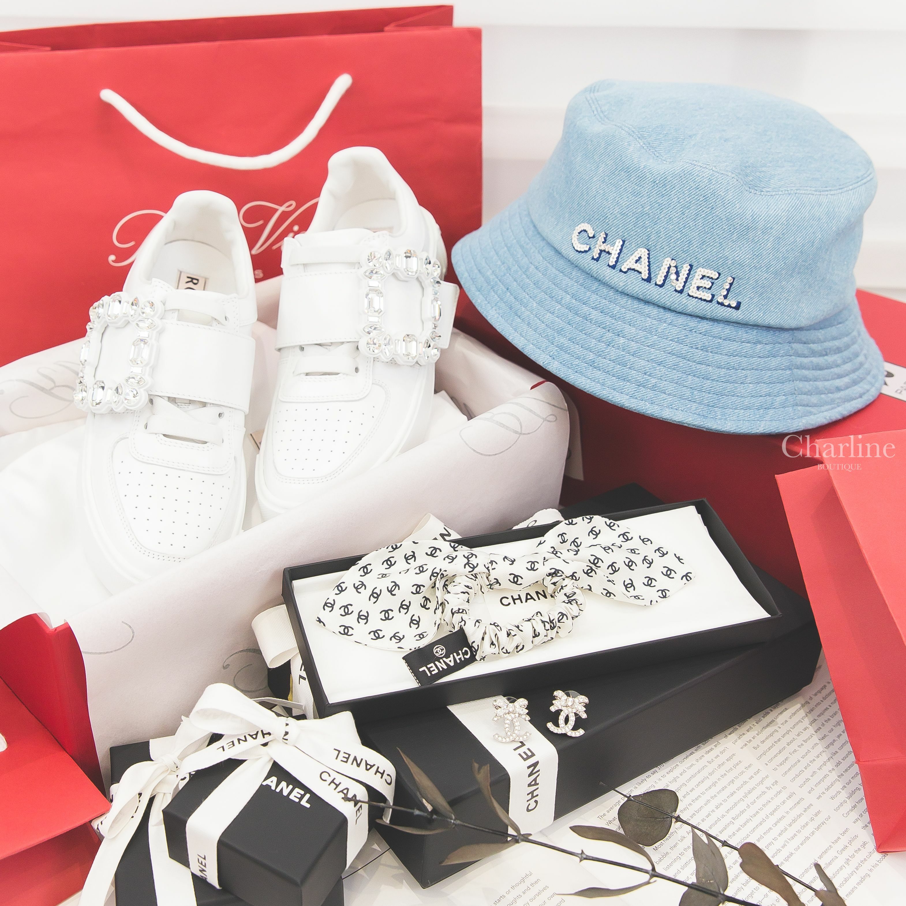 Roger Vivier Sneakers 白色水晶方釦運動鞋,Chanel 白底滿版黑CC髮束,Chanel Earrings 銀色水鑽蝴蝶結CC耳環,Chanel Hat 丹寧藍銀色亮片CC漁夫帽-Charline Boutique 精品代購