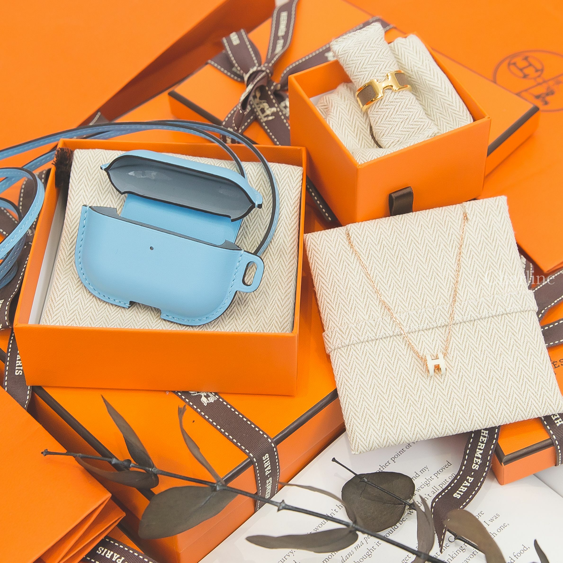 Hermès Olympe Ring 金色H大象灰戒指,Hermès Mini Pop H Pendant 白色迷你玫瑰金項鍊,Hermès AirPods Pro Case 天空藍/亞麻藍牛皮耳機包-Charline Boutique 精品代購