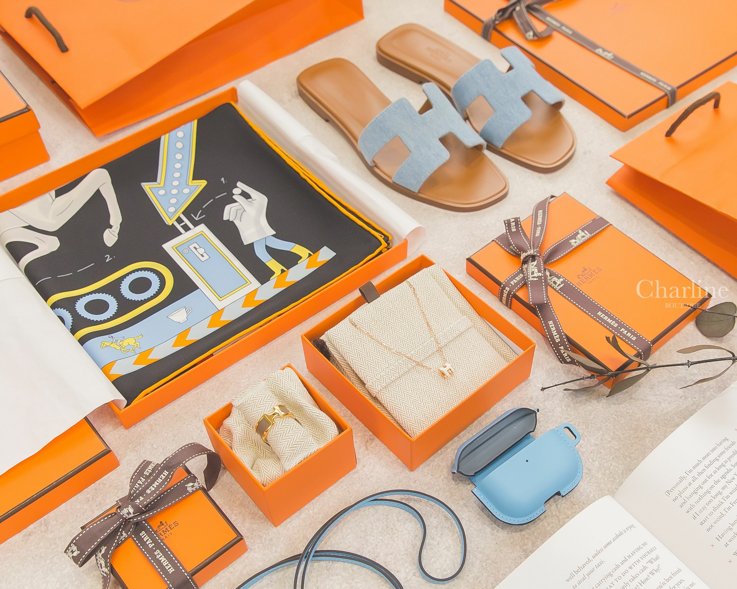 Hermès 金色H大象灰戒指,Hermès Pop H 白色迷你玫瑰金項鍊,Hermès 天空藍/亞麻藍牛皮耳機包,Hermès 淺藍色牛仔H拖鞋,Hermès 黑色/紅色/彩色雙人茶會方巾-Charline Boutique 精品代購