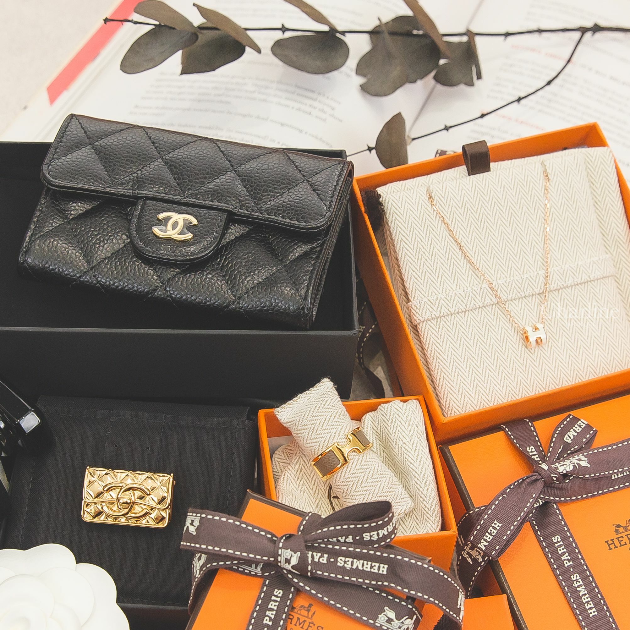 Hermès Olympe Ring 金色H大象灰戒指,Hermès Mini Pop H 白色迷你玫瑰金項鍊,Chanel Card Holder 黑色金CC零錢夾,Chanel 金色CC菱格紋包包胸針-Charline Boutique 精品代購