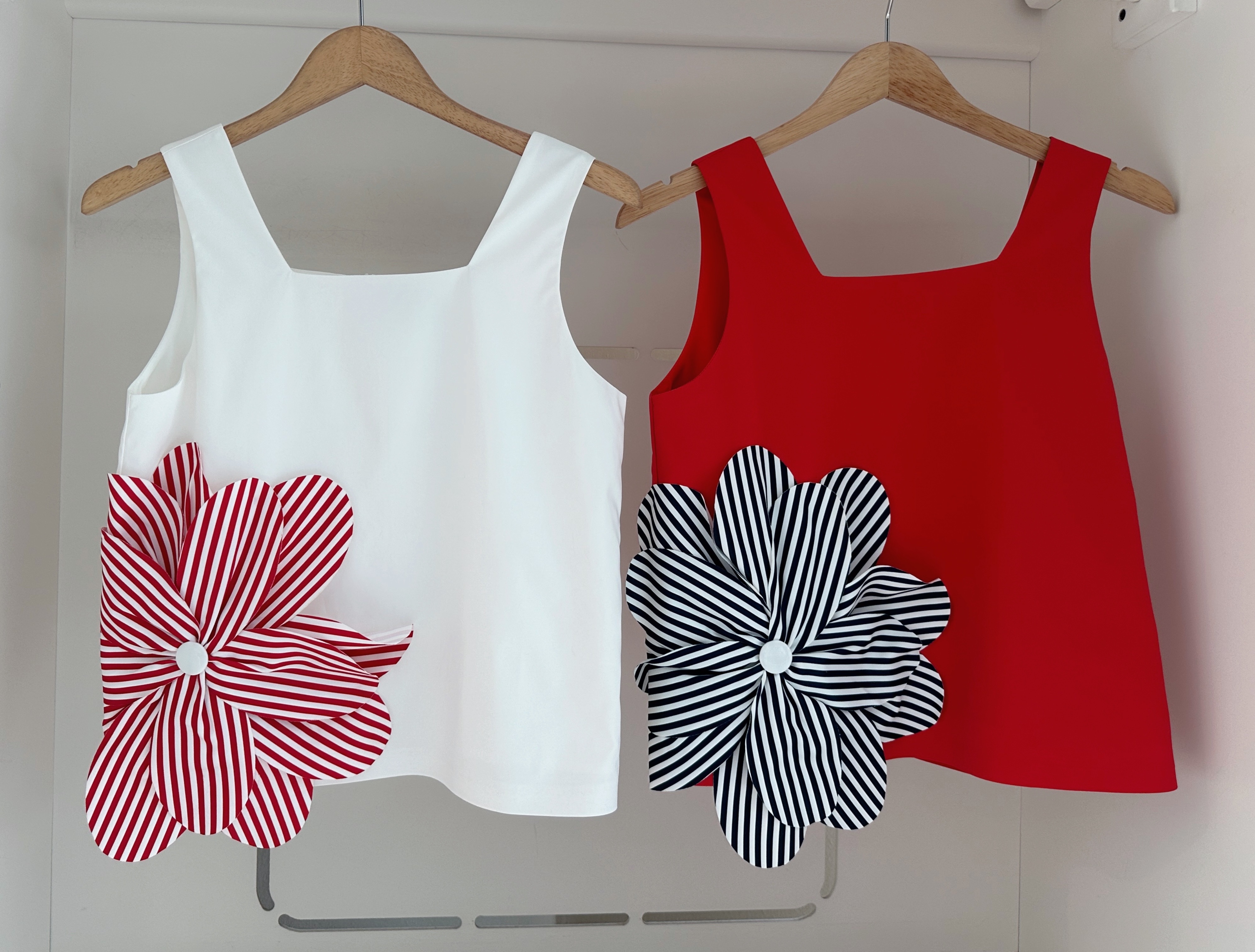 STRAP WIDE BLOUSE WITH 3D STRIPED FLOWER