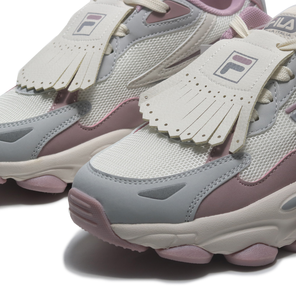 【下殺↘ $1290】FILA 休閒鞋 米灰粉 流蘇 小背包 老爹鞋 女 5J318Y754