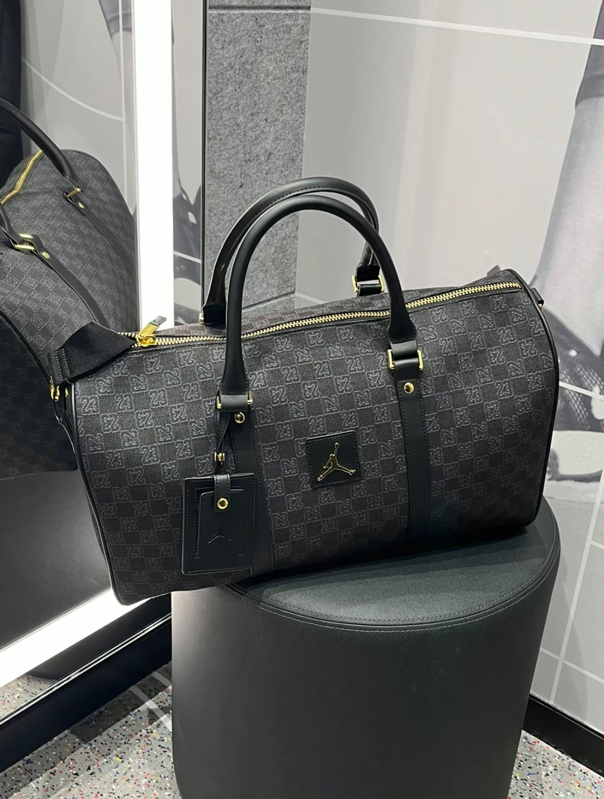 【APAIR】預購 NIKE JORDAN MONOGRAM DUFFLE 復古 老花 旅行包 黑 灰 兩色