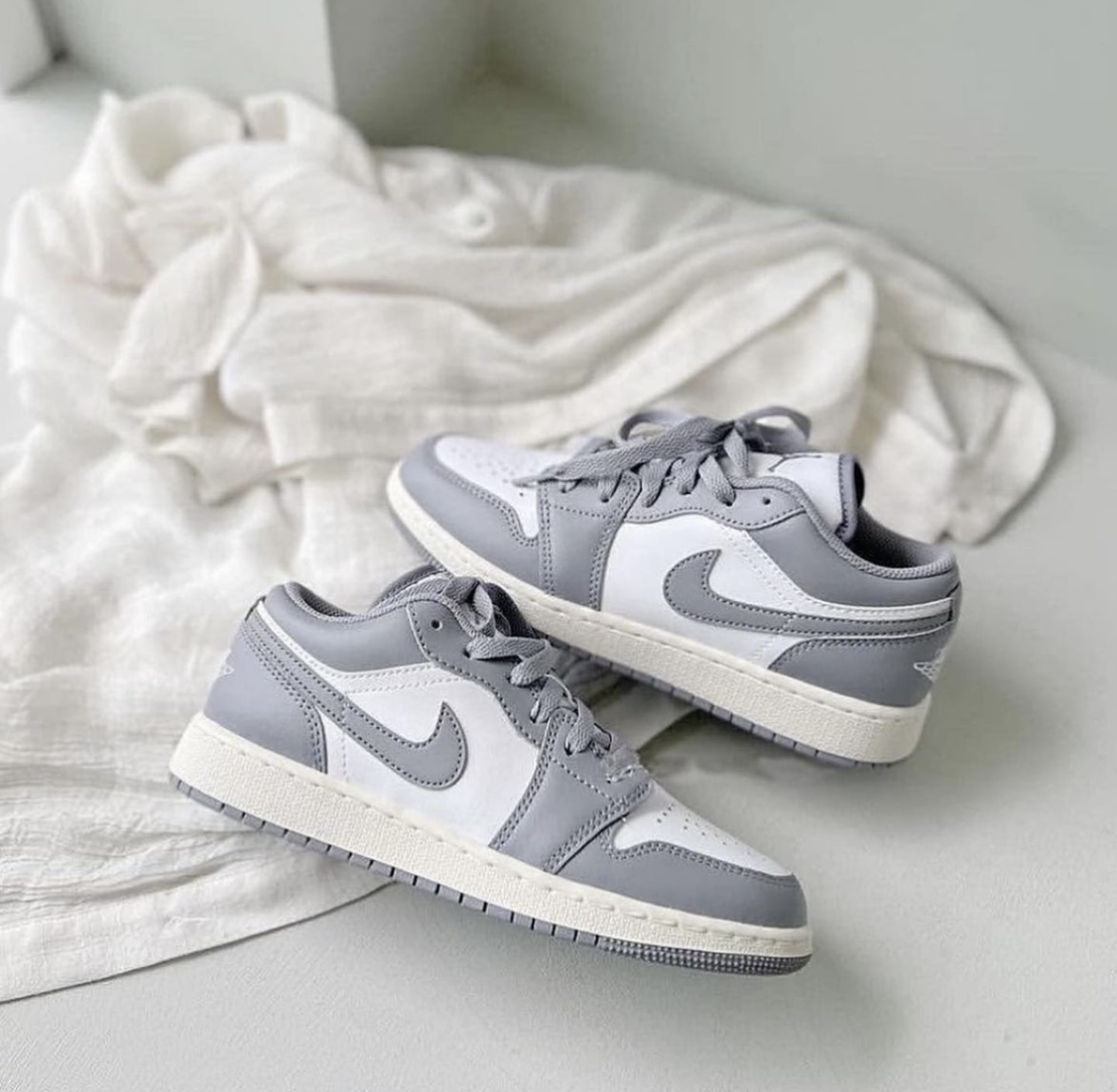 Nike Air Jordan 1 Low 煙灰奶油底 灰白 小Dior 皮革 復古 男款 553558-053/預購