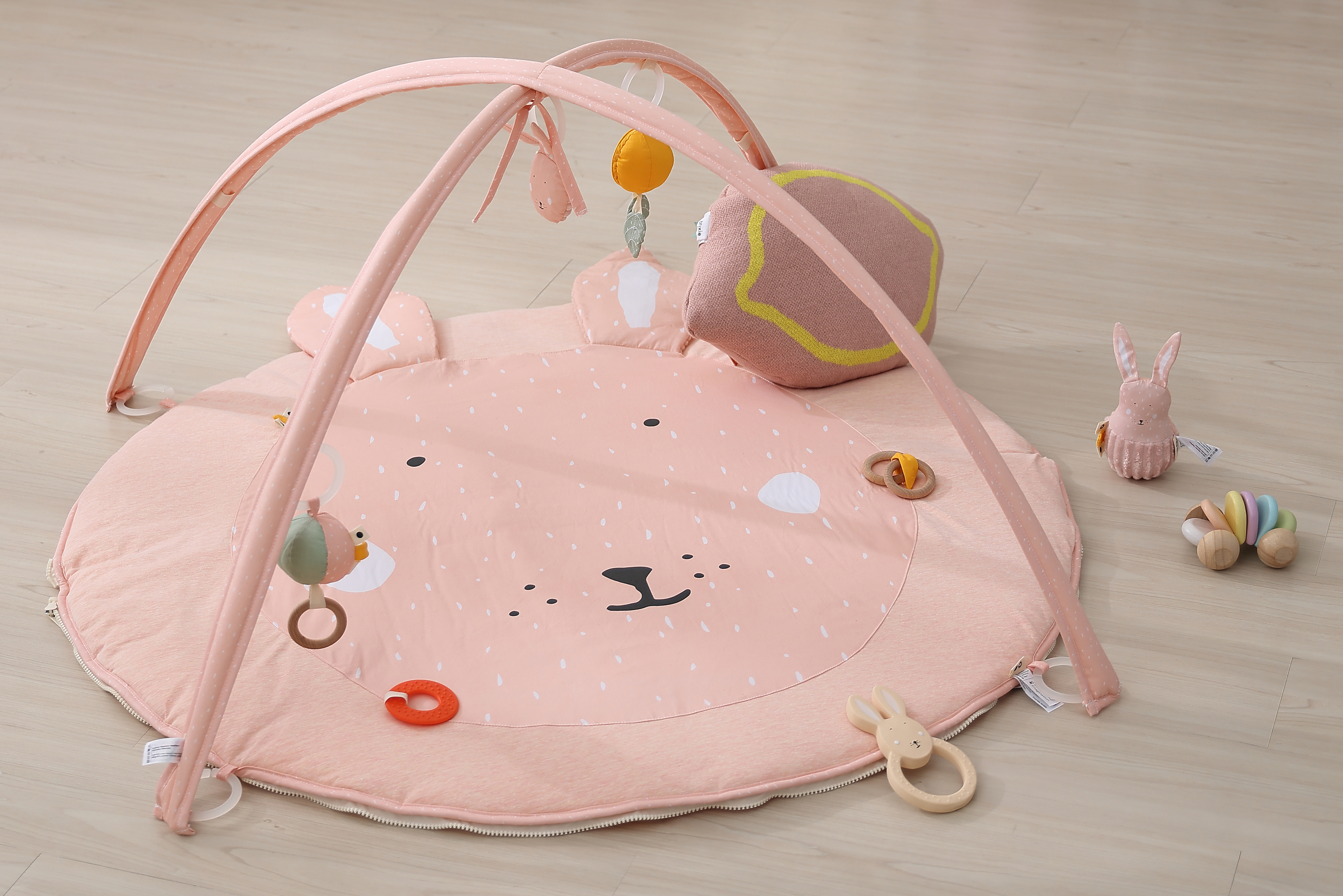 嬰兒房地板內擺著一張乖乖小兔trixie多功能感統遊戲墊