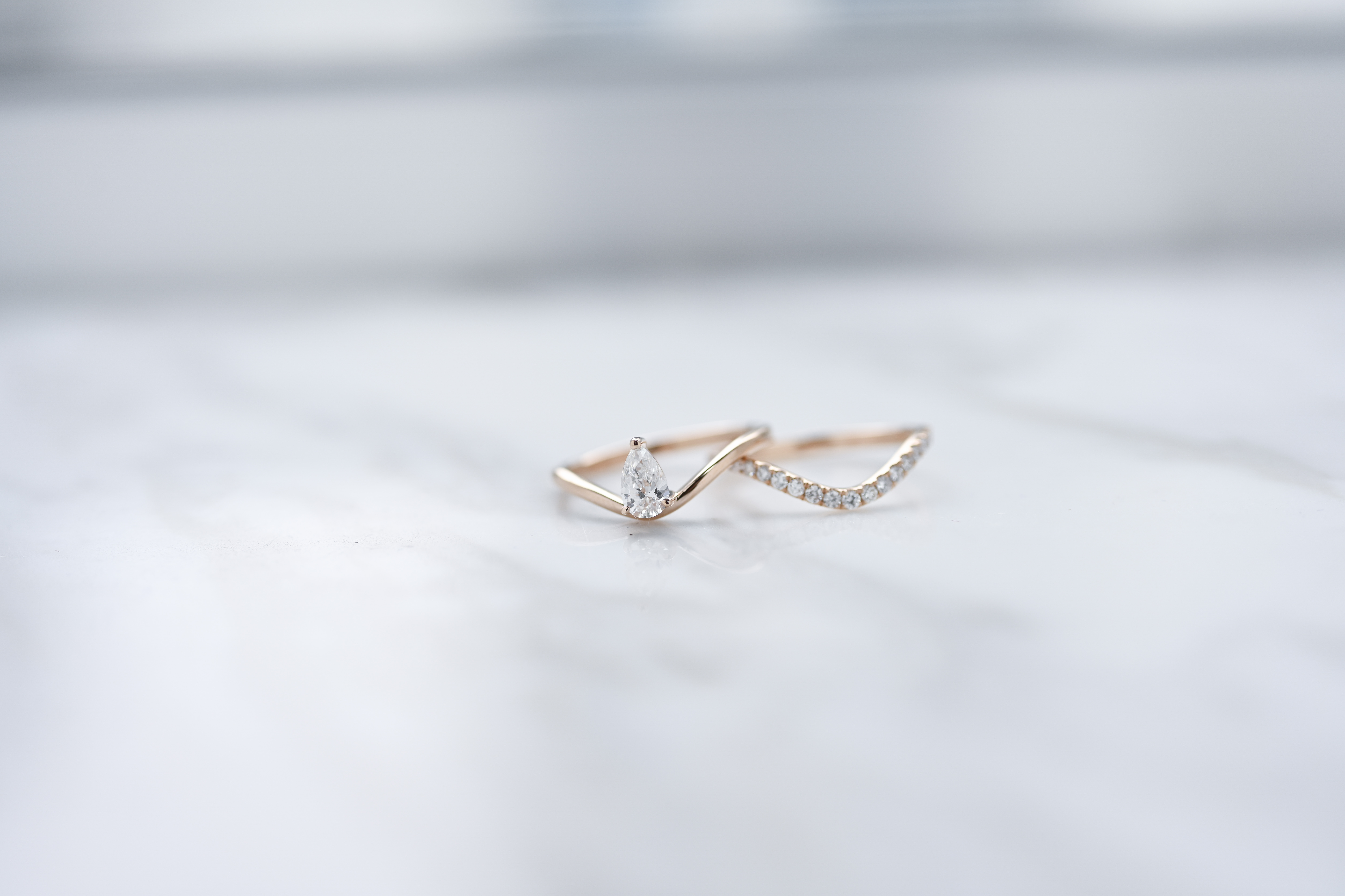 18K Curvy Diamond Ring