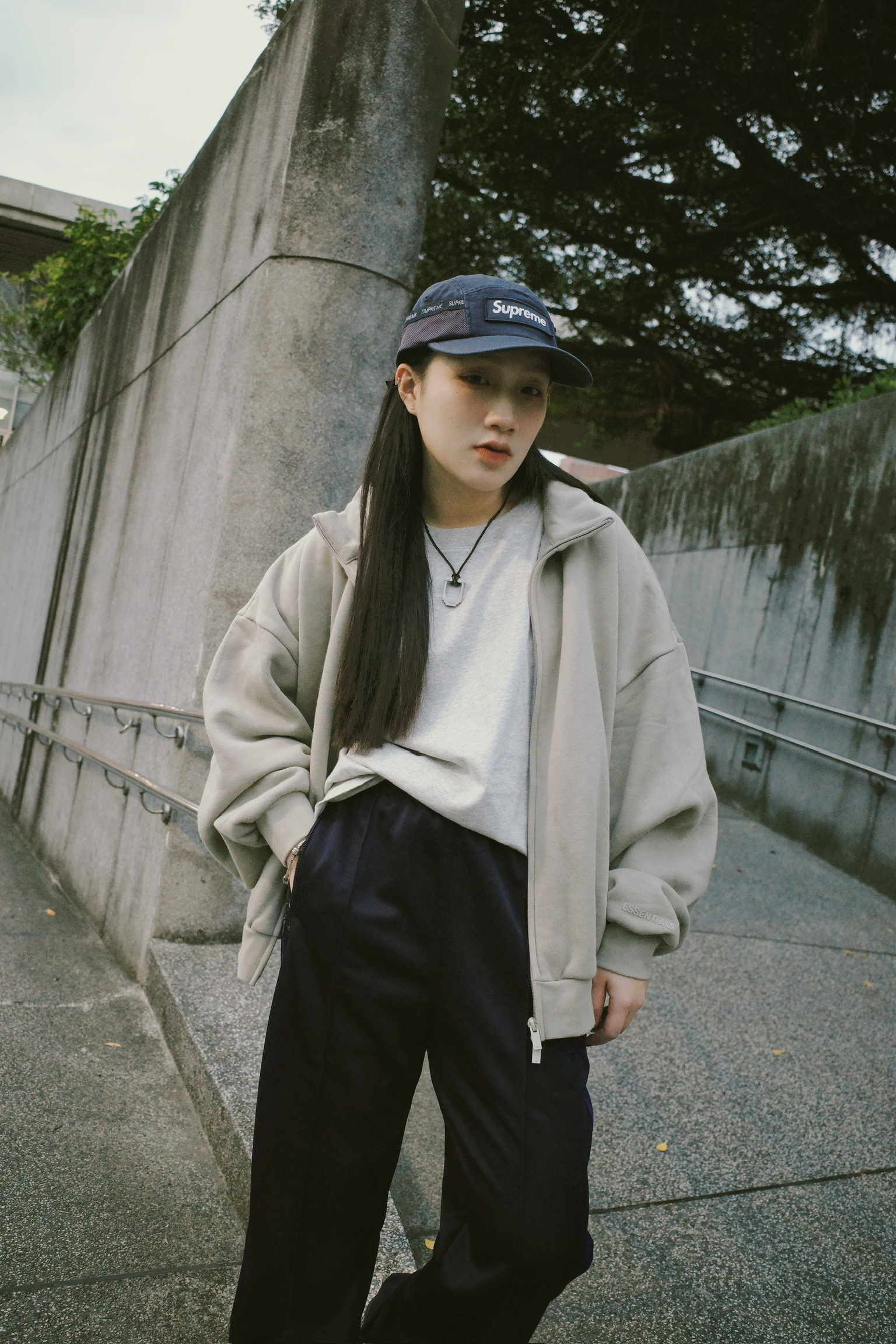 ESSENTIALS 後字果膠 微高領外套 PLUM烏梅紫|SEAL灰綠