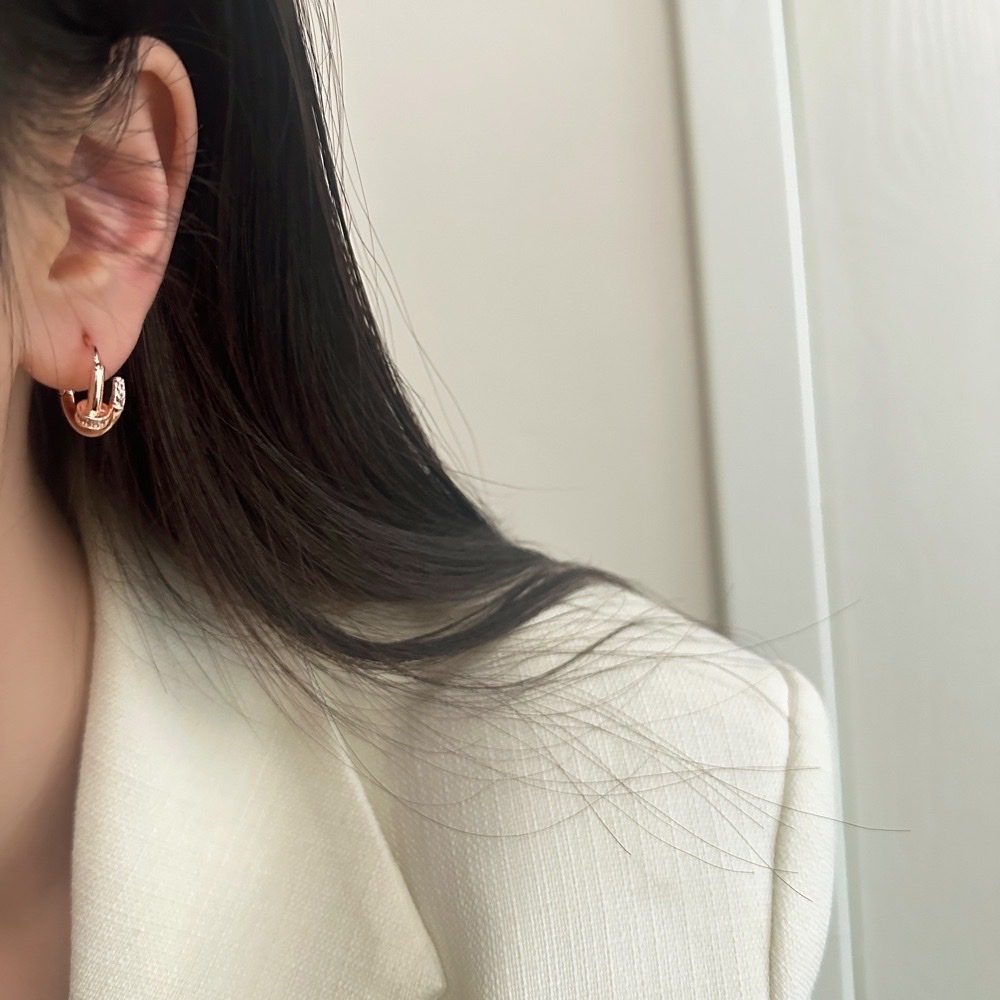 低奢版釘子鑲鑽”翻玩三色耳扣釘